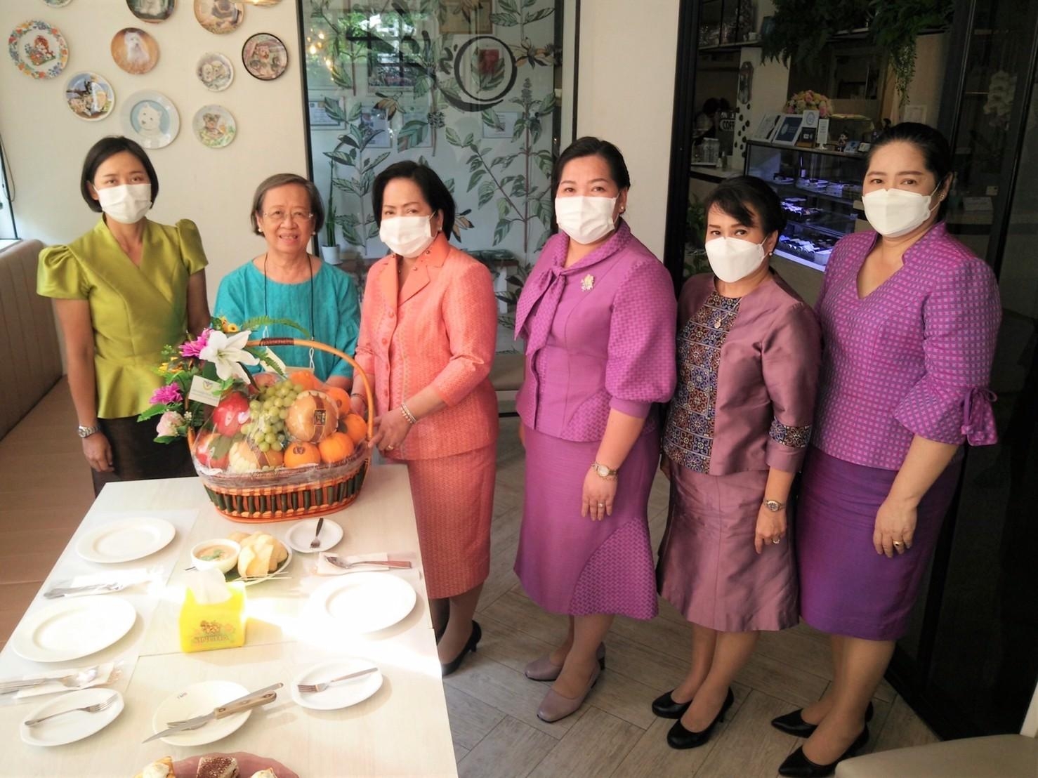 ๐๑๓ นายก สคภ.สป. นำคณะเข้าเยี่ยมคารวะคุณหญิงอรพรรณ ศศิประภา