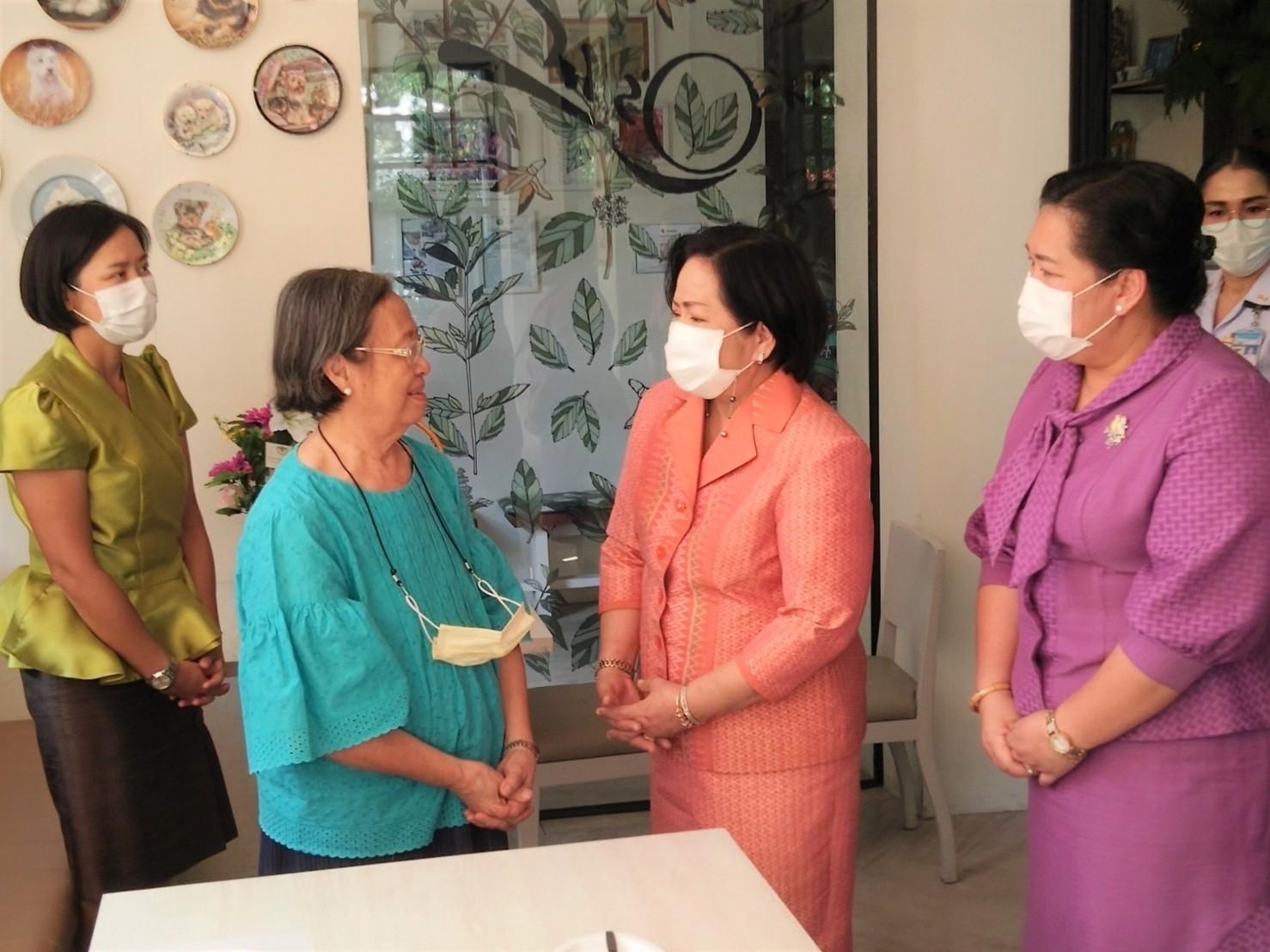๐๑๓ นายก สคภ.สป. นำคณะเข้าเยี่ยมคารวะคุณหญิงอรพรรณ ศศิประภา