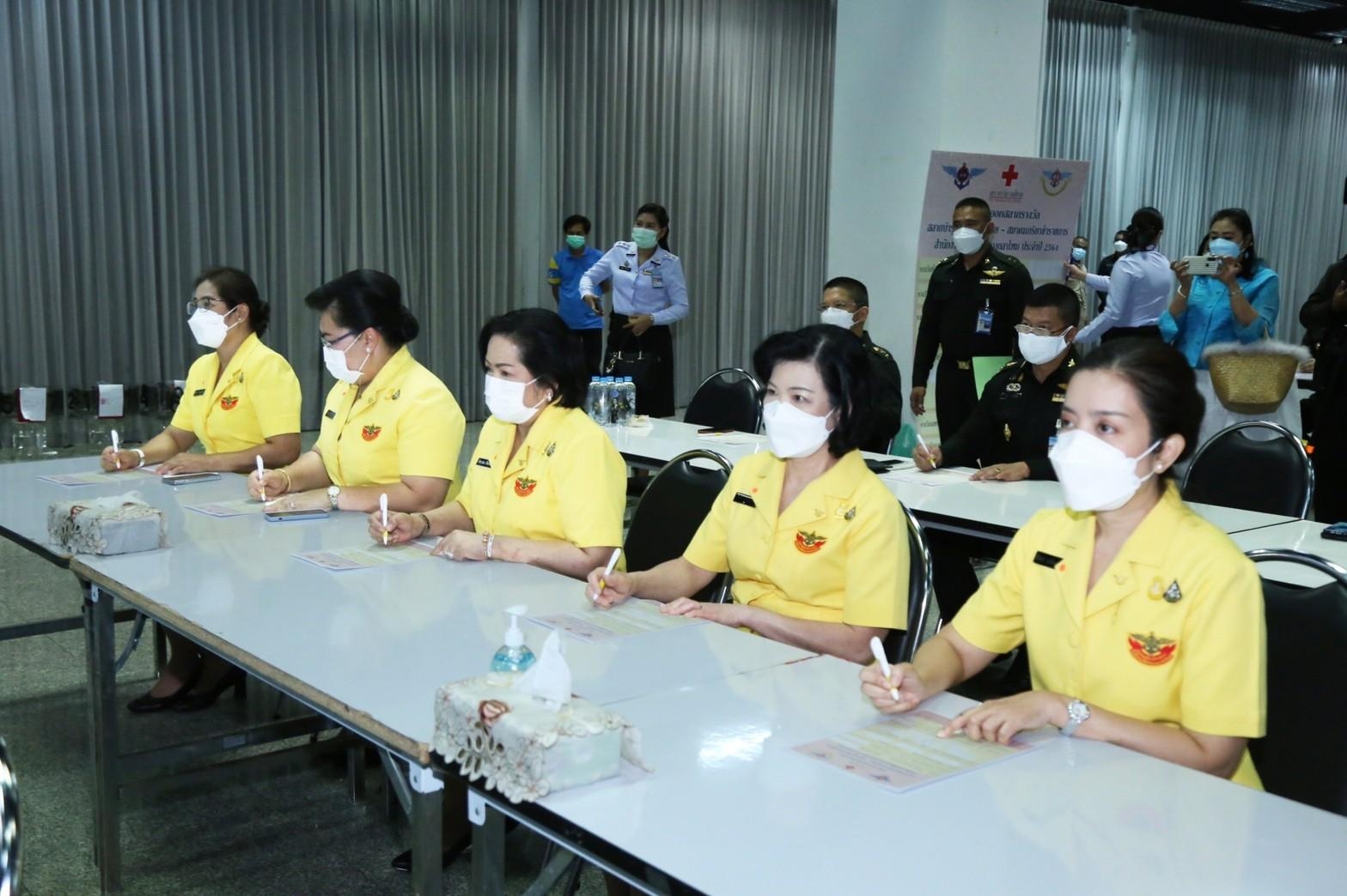 ๐๓๕ นายก สคภ.สป. พร้อมด้วยคณะกรรมการสมาคมฯ เข้าร่วมงานหมุนวงล้อสลากกาชาดประจำปี ๒๕๖๔