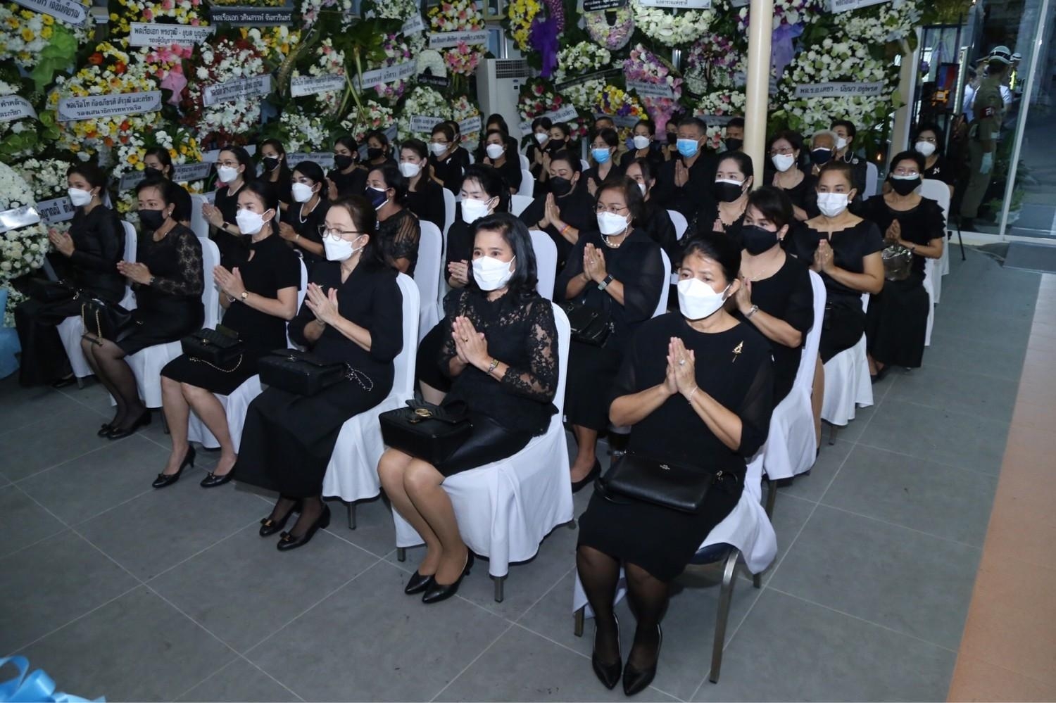 ๐๐๘ สคภ.สป.ร่วมฟังสวดพระอภิธรรมศพ นาวาเอกหญิง ขวัญเรือน สงวนเชื้อ มารดาของนายกสมาคมภริยาทหารเรือ
