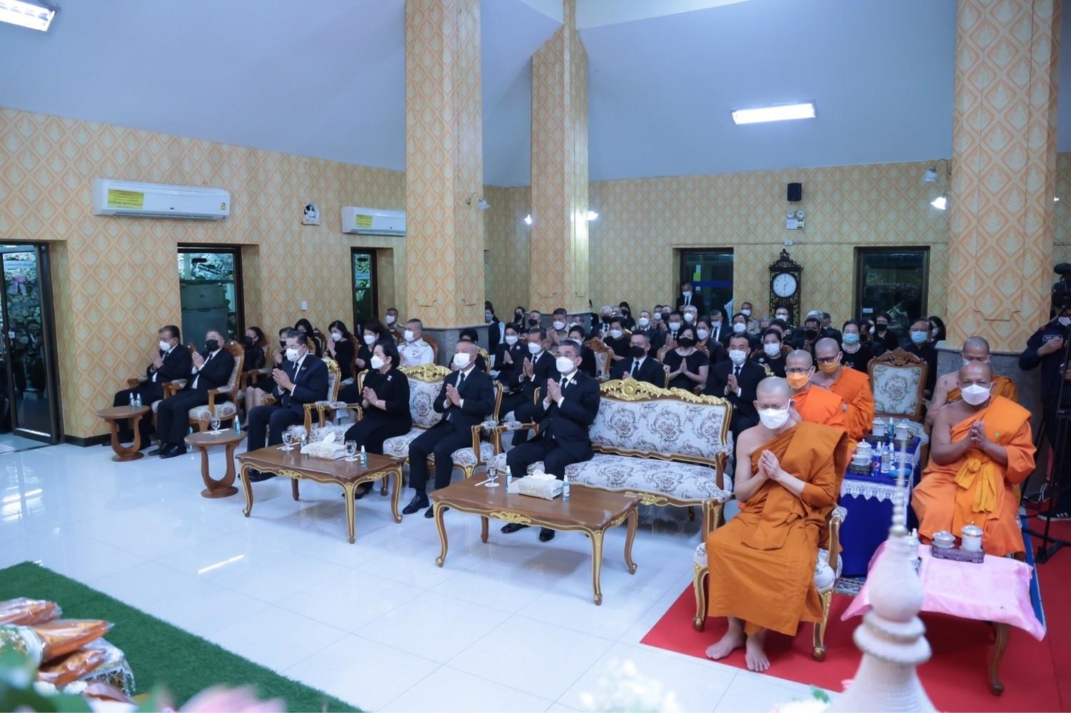 ๐๐๘ สคภ.สป.ร่วมฟังสวดพระอภิธรรมศพ นาวาเอกหญิง ขวัญเรือน สงวนเชื้อ มารดาของนายกสมาคมภริยาทหารเรือ