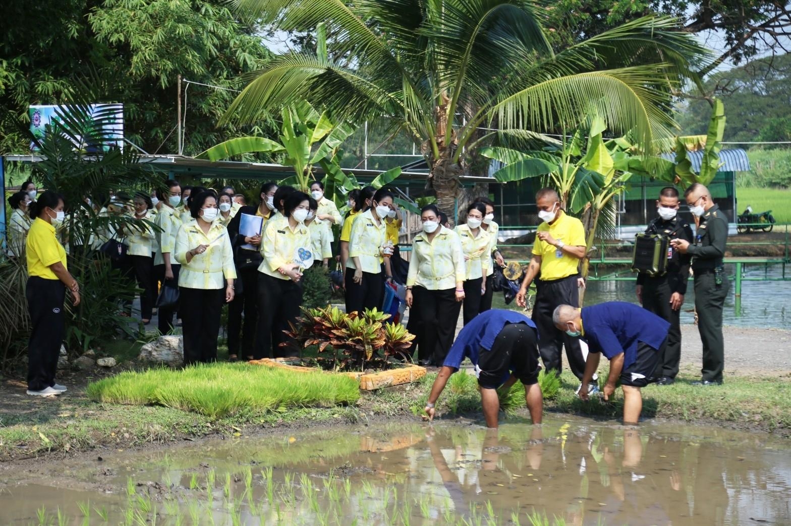 ๐๕๓ นายก สคภ.สป. พร้อมด้วยคณะกรรมการสมาคมฯ เดินทางไปตรวจเยี่ยมโครงการต่างๆ ของสมาคมฯ ณ รวท.อท.ศอพท. อ.พยุหะคีรี จ.นครสวรรค์