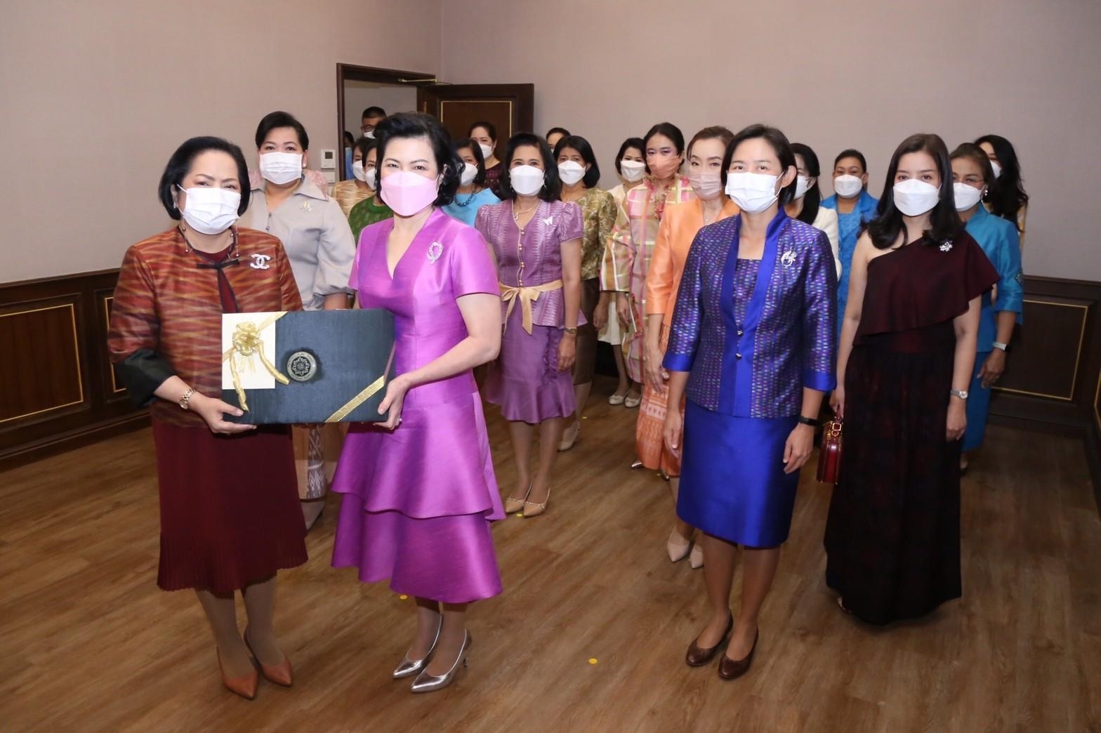 ๐๓๔ อุปนายกฯ และคณะกรรมการสมาคมฯ เข้าอำนวยพรและขอรับพรจาก นายก สคภ.สป. เนื่องในโอกาสวันขึ้นปีใหม่...