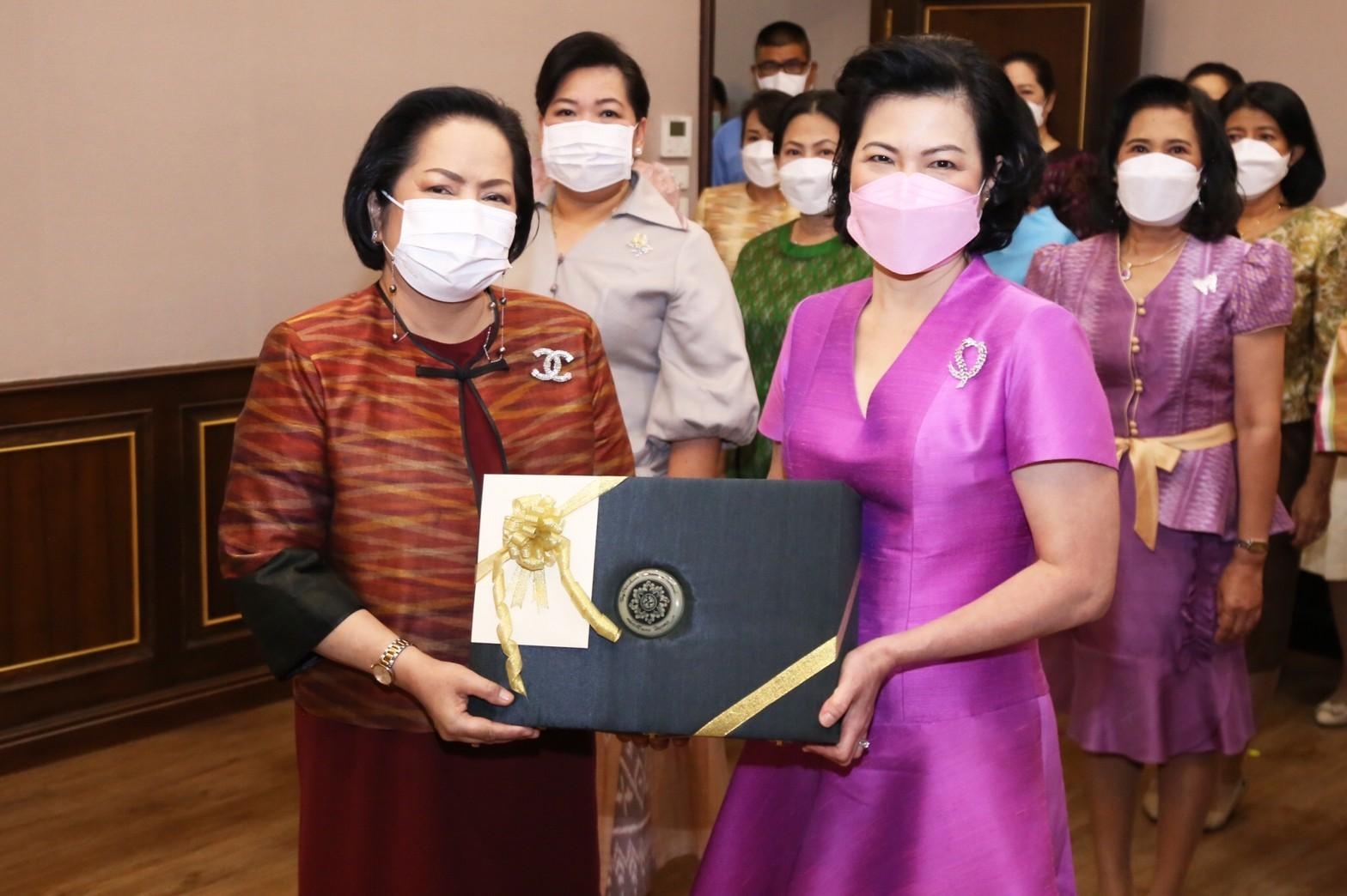 ๐๓๔ อุปนายกฯ และคณะกรรมการสมาคมฯ เข้าอำนวยพรและขอรับพรจาก นายก สคภ.สป. เนื่องในโอกาสวันขึ้นปีใหม่ พุทธศักราช ๒๕๖๕