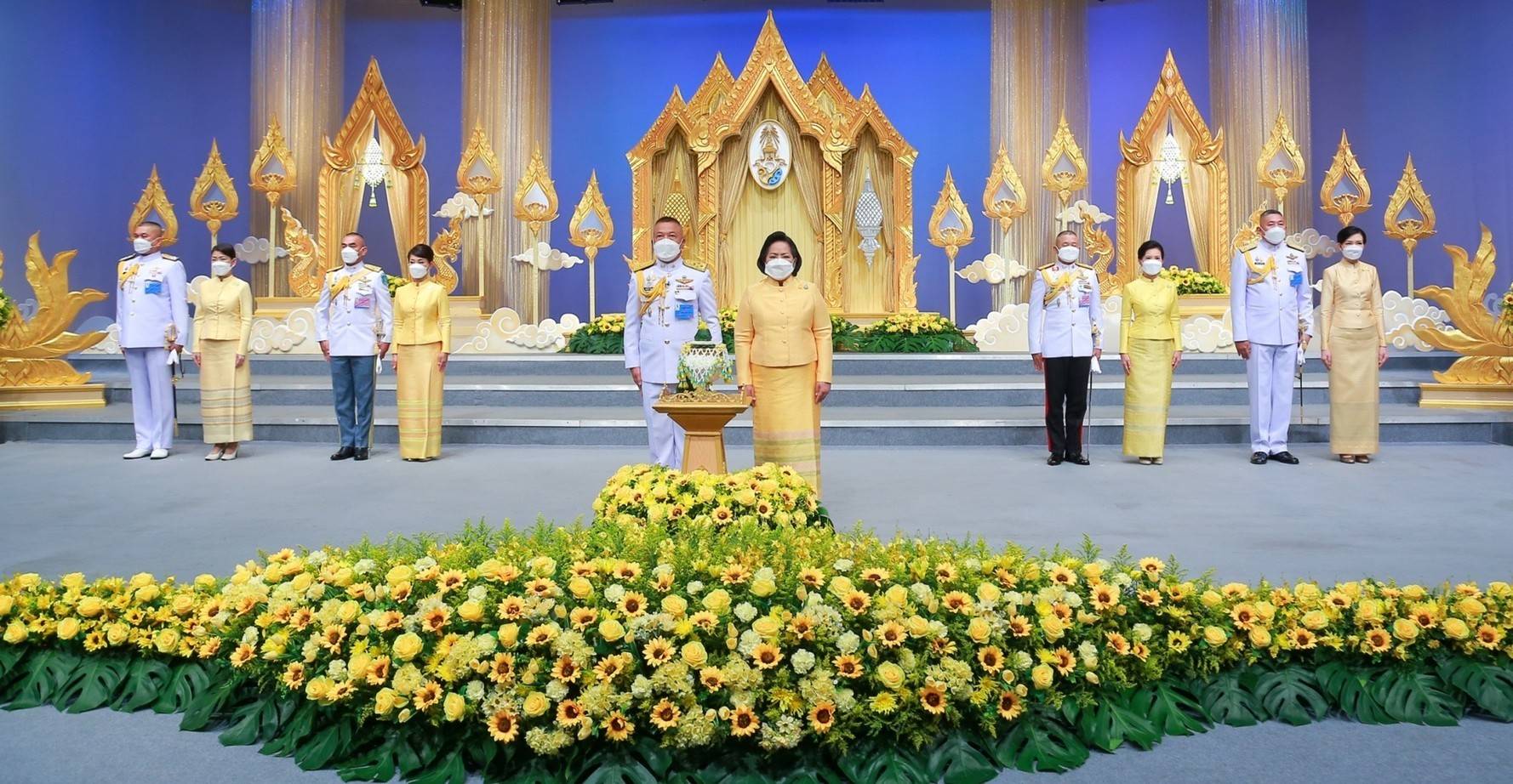 ๐๗๑ ปล.กห. พร้อมด้วยนายก สคภ.สป. นำคณะนายทหารชั้นผู้ใหญ่พร้อมภริยา บันทึกเทปโทรทัศน์อาเศียรวาทถวายพระพรชัยมงคล เนื่องในโอกาสวันเฉลิมพระชนมพรรษา พระบาทสมเด็จพระเจ้าอยู่หัว ๗๐ พรรษา