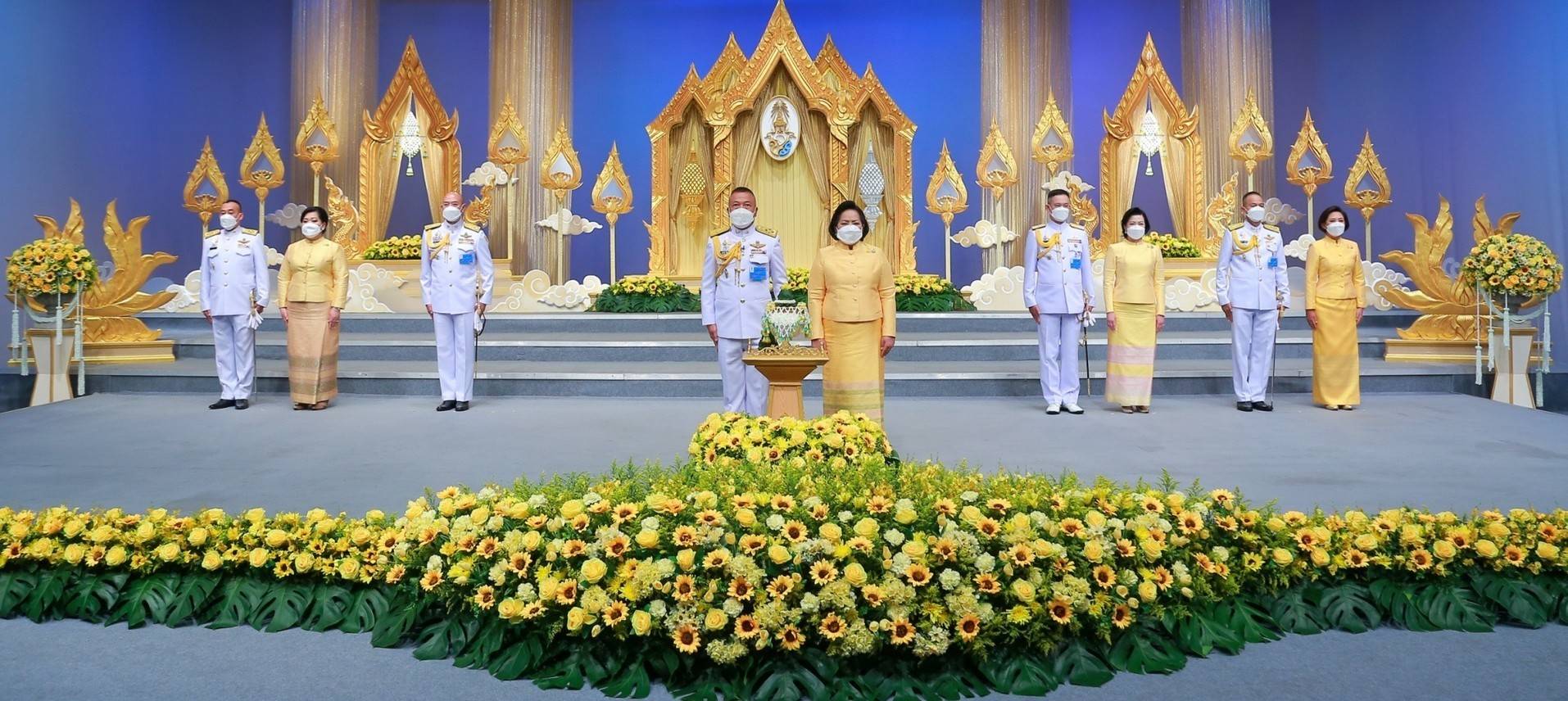 ๐๗๑ ปล.กห. พร้อมด้วยนายก สคภ.สป. นำคณะนายทหารชั้นผู้ใหญ่พร้อมภริยา บันทึกเทปโทรทัศน์อาเศียรวาทถวายพระพรชัยมงคล เนื่องในโอกาสวันเฉลิมพระชนมพรรษา พระบาทสมเด็จพระเจ้าอยู่หัว ๗๐ พรรษา
