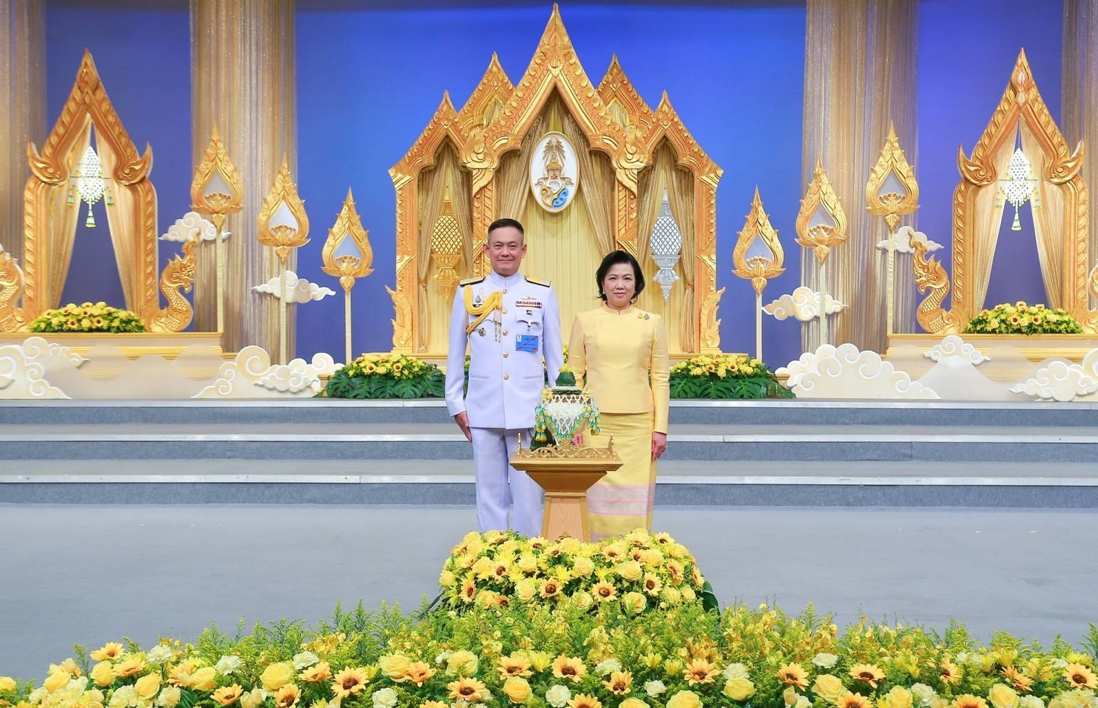 ๐๗๑ ปล.กห. พร้อมด้วยนายก สคภ.สป. นำคณะนายทหารชั้นผู้ใหญ่พร้อมภริยา บันทึกเทปโทรทัศน์อาเศียรวาทถวายพระพรชัยมงคล เนื่องในโอกาสวันเฉลิมพระชนมพรรษา พระบาทสมเด็จพระเจ้าอยู่หัว ๗๐ พรรษา