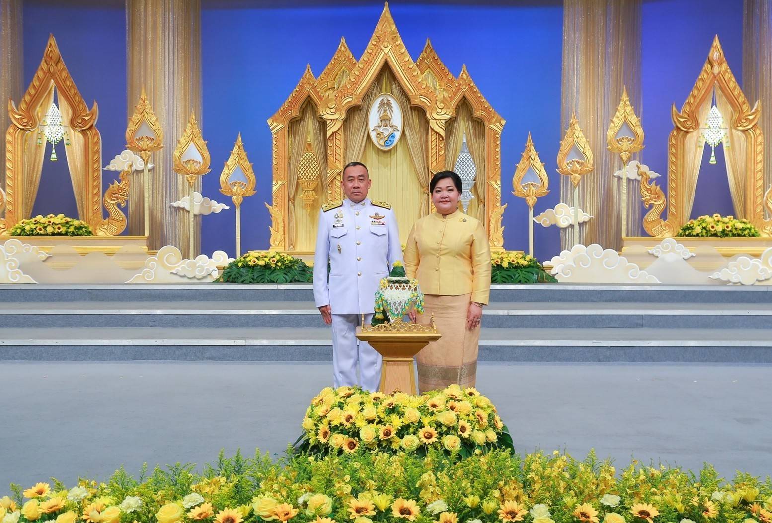 ๐๗๑ ปล.กห. พร้อมด้วยนายก สคภ.สป. นำคณะนายทหารชั้นผู้ใหญ่พร้อมภริยา บันทึกเทปโทรทัศน์อาเศียรวาทถวายพระพรชัยมงคล เนื่องในโอกาสวันเฉลิมพระชนมพรรษา พระบาทสมเด็จพระเจ้าอยู่หัว ๗๐ พรรษา