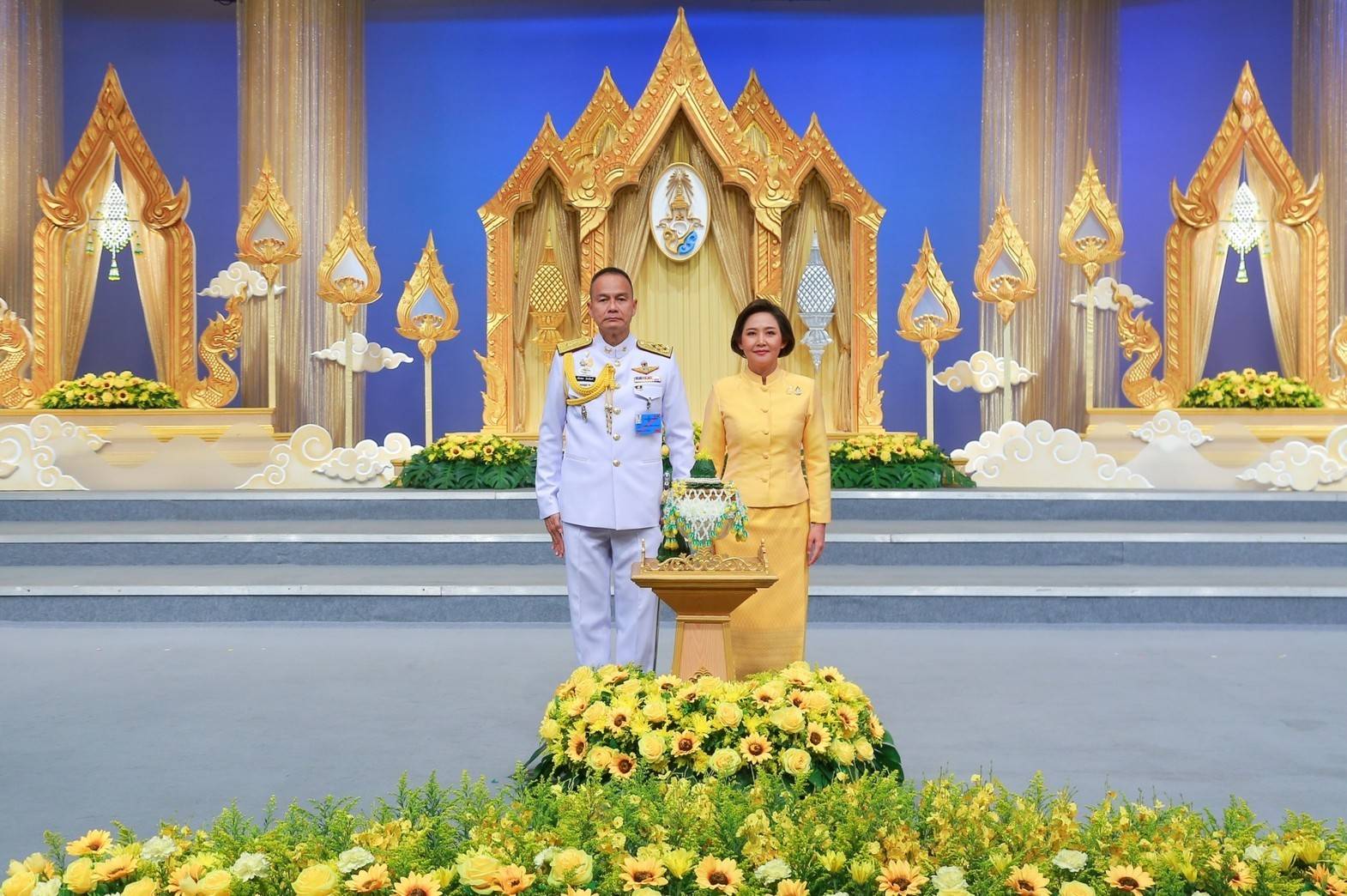 ๐๗๑ ปล.กห. พร้อมด้วยนายก สคภ.สป. นำคณะนายทหารชั้นผู้ใหญ่พร้อมภริยา บันทึกเทปโทรทัศน์อาเศียรวาทถวายพระพรชัยมงคล เนื่องในโอกาสวันเฉลิมพระชนมพรรษา พระบาทสมเด็จพระเจ้าอยู่หัว ๗๐ พรรษา