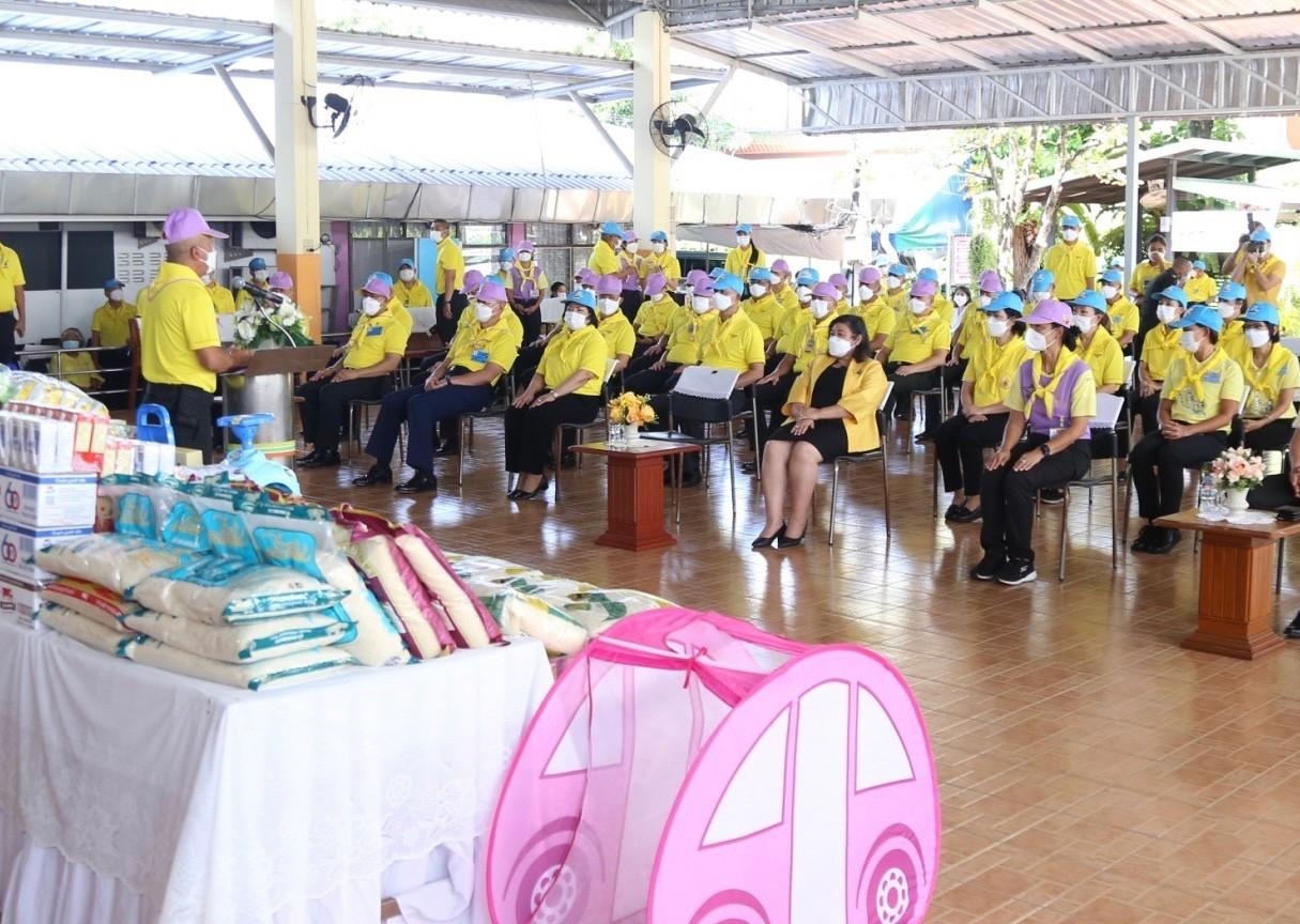 ๐๖๖ นายก สคภ.สป. พร้อมด้วยคณะกรรมการสมาคมฯ ร่วมกิจกรรมจิตอาสาบำเพ็ญสาธารณประโยชน์ และบำเพ็ญสาธารณกุศล เฉลิมพระเกียรติสมเด็จพระนางเจ้าฯ พระบรมราชินี ณ สถานคุ้มครองและพัฒนาคนพิการบ้านเฟื่องฟ้า จังหวัดนนทบุรี