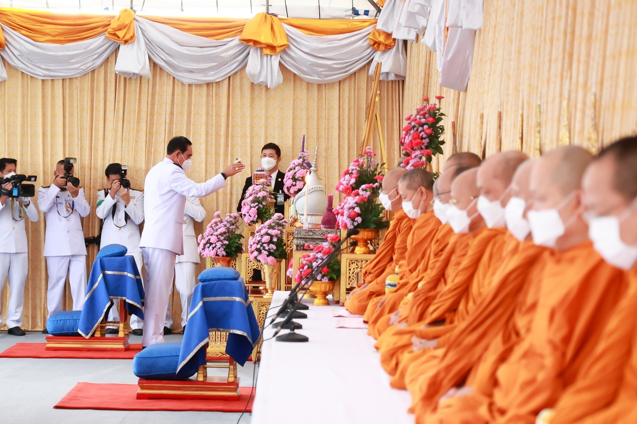 ๐๖๗ ปลัดกระทรวงกลาโหมและนายก สคภ.สป. ร่วมพิธีทำบุญตักบาตรถวายพระราชกุศล เนื่องในโอกาสวันเฉลิมพระชนมพรรษาสมเด็จพระนางเจ้าฯ พระบรมราชินี