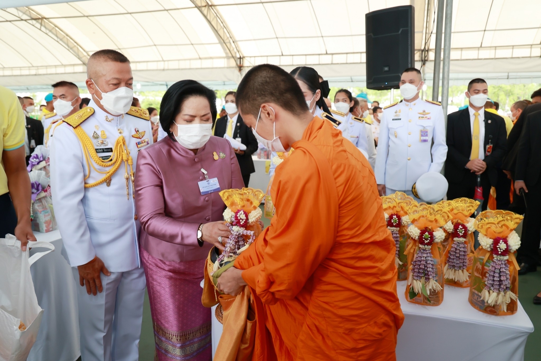 ๐๖๗ ปลัดกระทรวงกลาโหมและนายก สคภ.สป. ร่วมพิธีทำบุญตักบาตรถวายพระราชกุศล เนื่องในโอกาสวันเฉลิมพระชนมพรรษาสมเด็จพระนางเจ้าฯ พระบรมราชินี