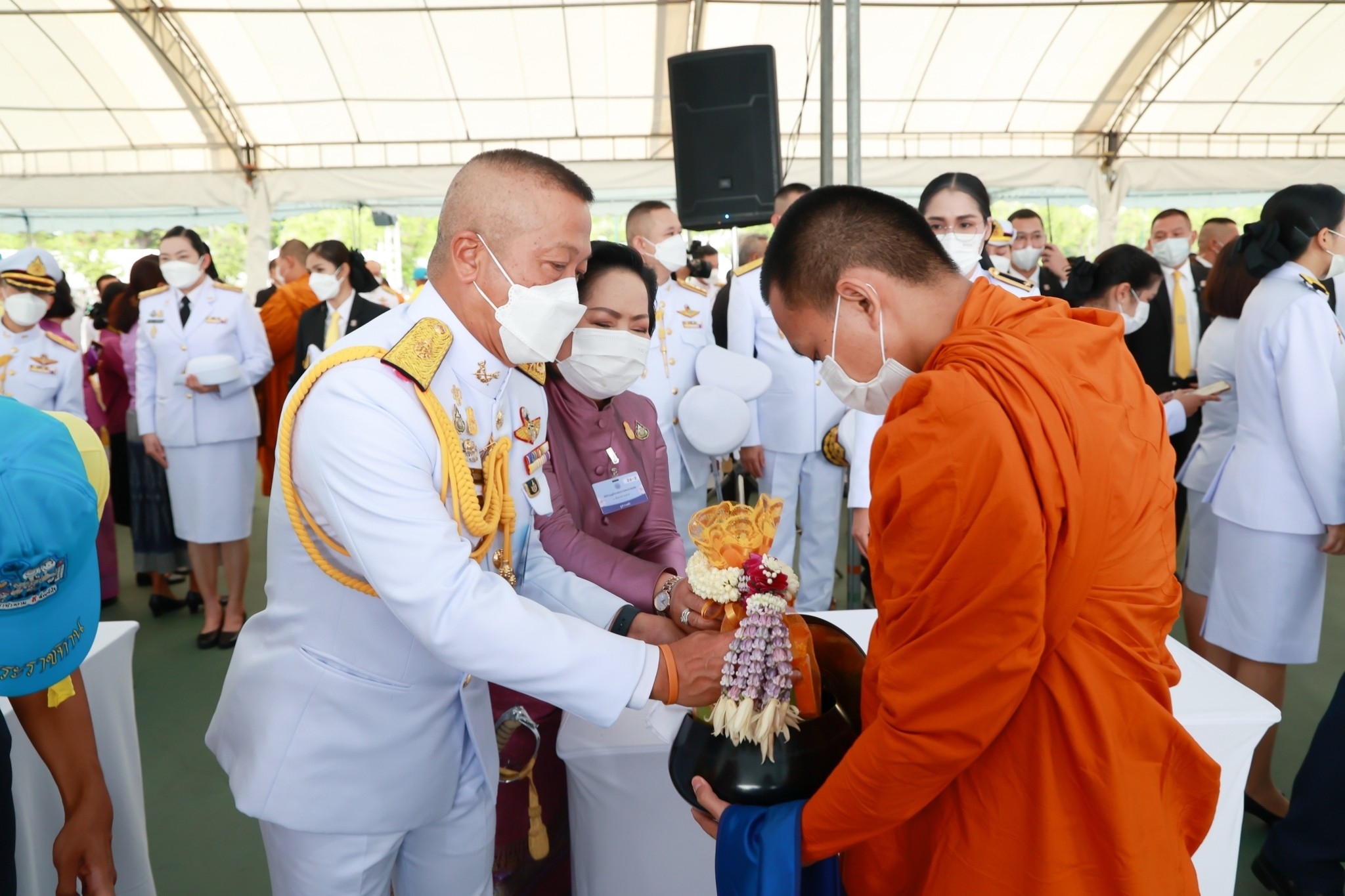 ๐๖๗ ปลัดกระทรวงกลาโหมและนายก สคภ.สป. ร่วมพิธีทำบุญตักบาตรถวายพระราชกุศล เนื่องในโอกาสวันเฉลิมพระชนมพรรษาสมเด็จพระนางเจ้าฯ พระบรมราชินี