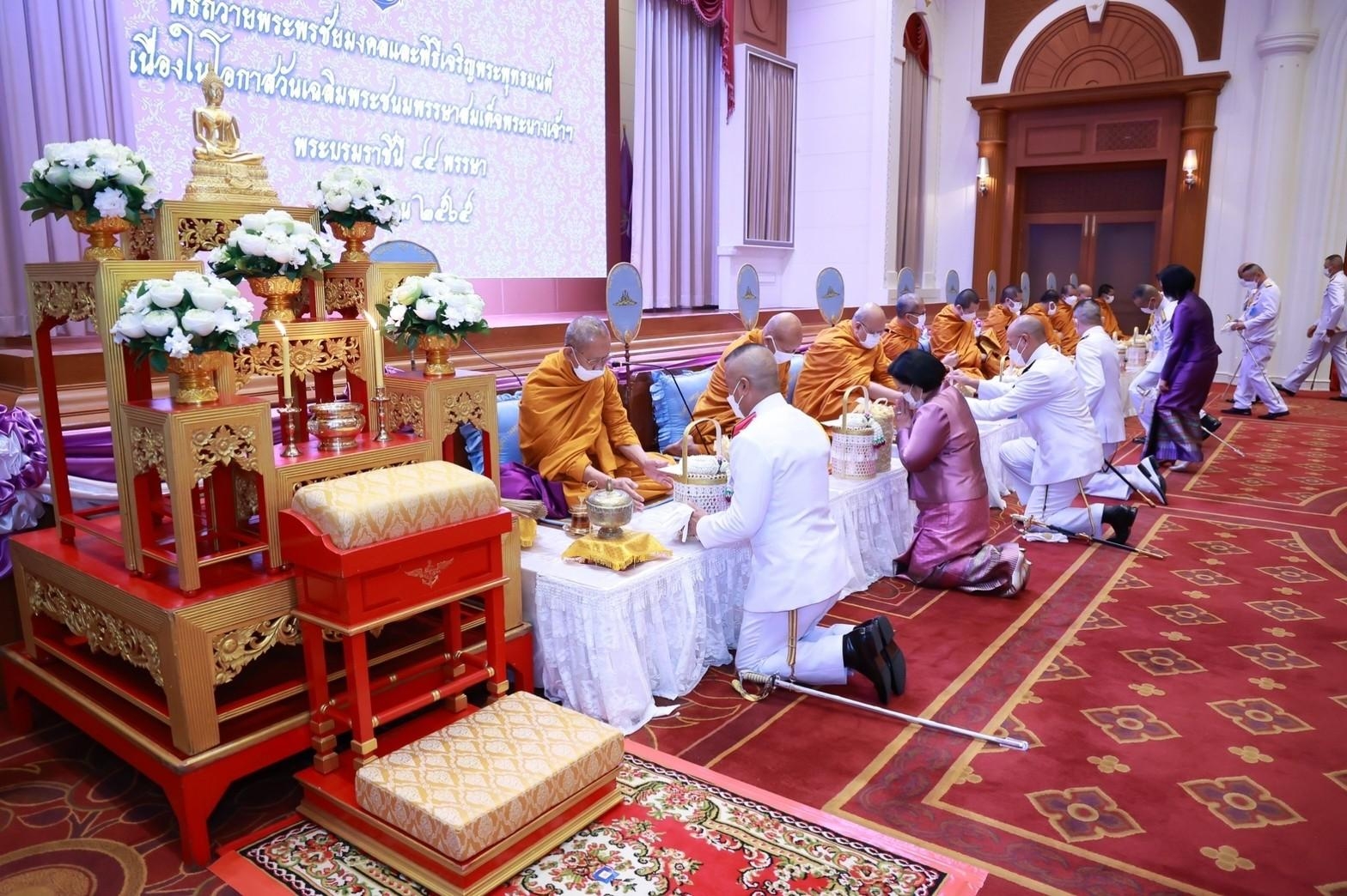 ๐๖๕ ปลัดกระทรวงกลาโหม และนายกสมาคมภริยาฯ พร้อมด้วยหัวหน้าหน่วยขึ้นตรงและภริยา ร่วมพิธีเฉลิมพระเกียรติเนื่องในโอกาสวันเฉลิมพระชนมพรรษาสมเด็จพระนางเจ้าฯ พระบรมราชินี ๔๔ พรรษา