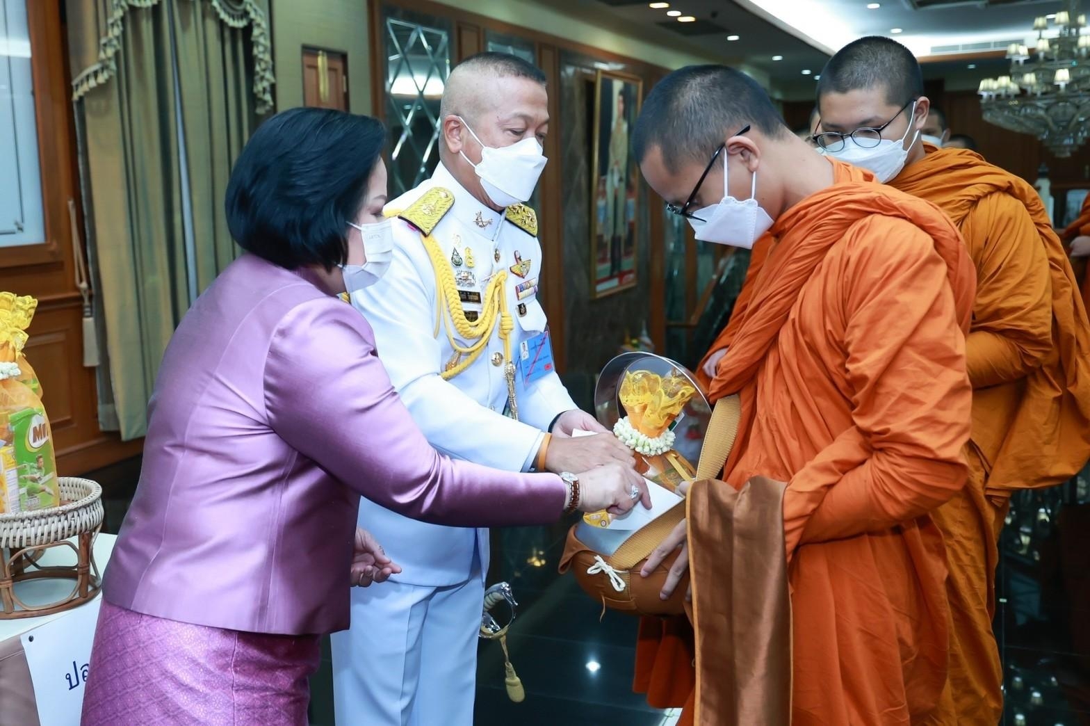 ๐๖๕ ปลัดกระทรวงกลาโหม และนายกสมาคมภริยาฯ พร้อมด้วยหัวหน้าหน่วยขึ้นตรงและภริยา ร่วมพิธีเฉลิมพระเกียรติเนื่องในโอกาสวันเฉลิมพระชนมพรรษาสมเด็จพระนางเจ้าฯ พระบรมราชินี ๔๔ พรรษา