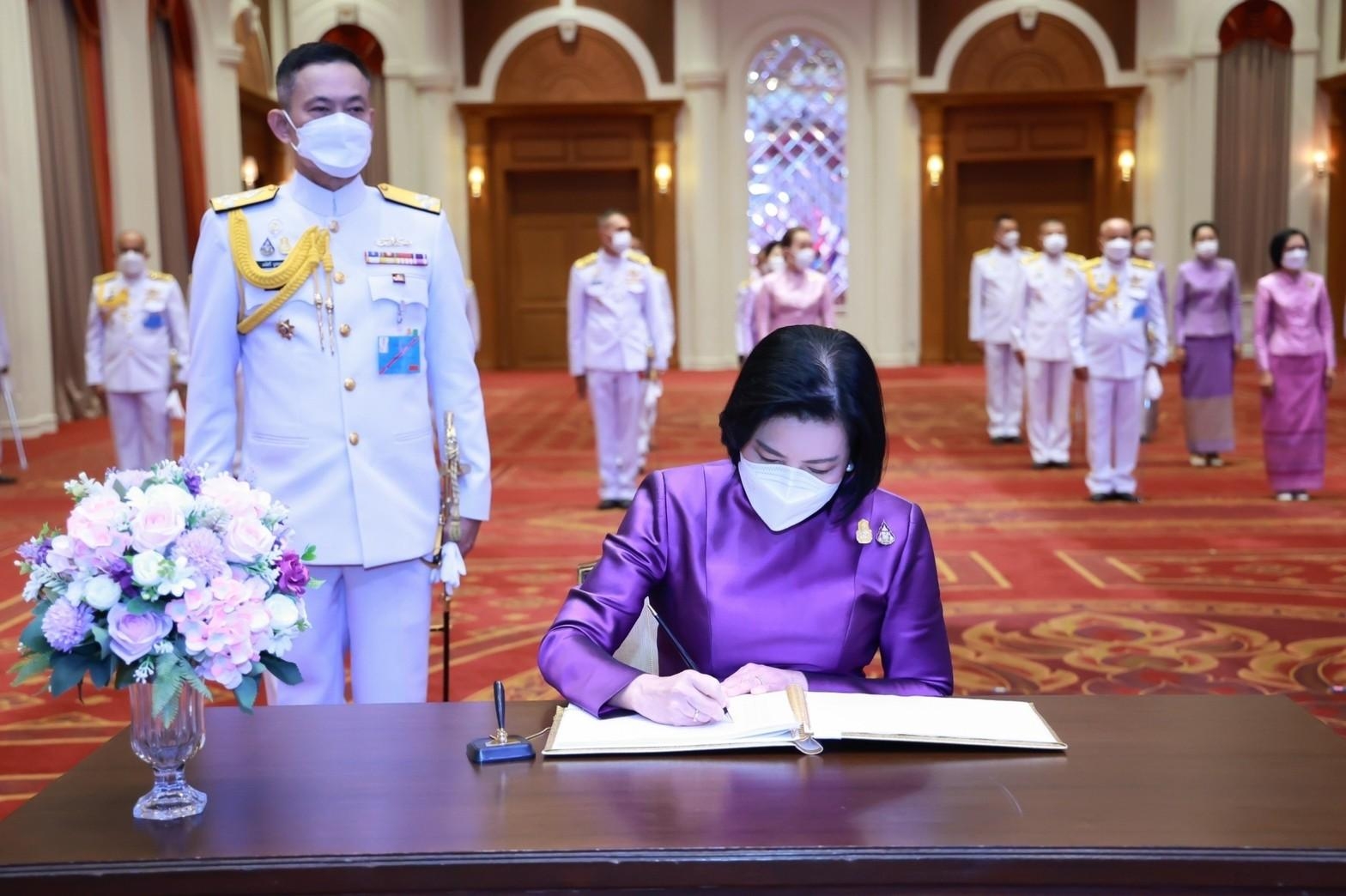 ๐๖๕ ปลัดกระทรวงกลาโหม และนายกสมาคมภริยาฯ พร้อมด้วยหัวหน้าหน่วยขึ้นตรงและภริยา ร่วมพิธีเฉลิมพระเกียรติเนื่องในโอกาสวันเฉลิมพระชนมพรรษาสมเด็จพระนางเจ้าฯ พระบรมราชินี ๔๔ พรรษา