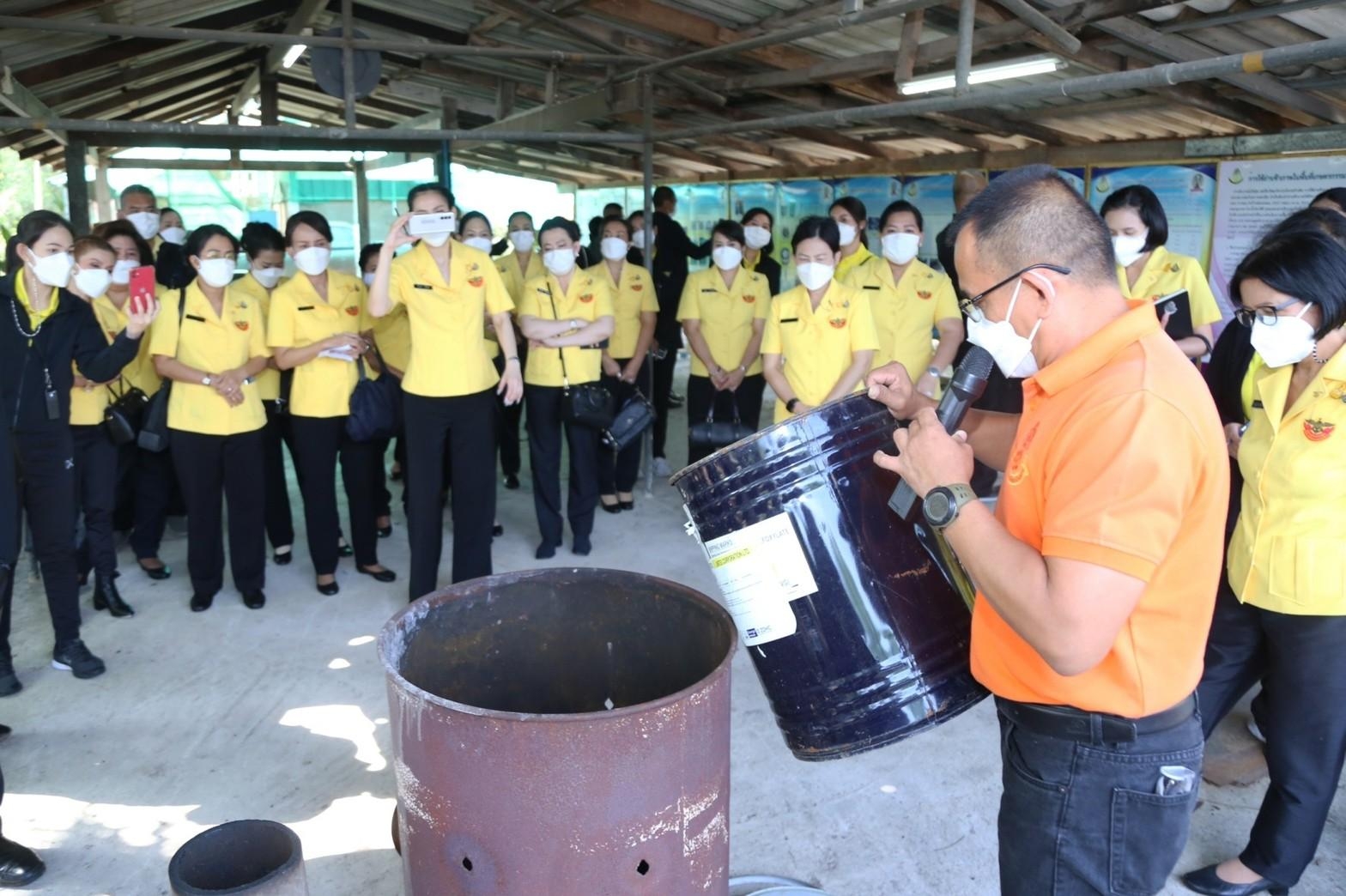 ๐๕๒ อุปนายก สคภ.สป. พร้อมด้วยคณะกรรมการสมาคมฯ ศึกษาดูงานโครงการครอบครัวพอเพียง และโครงการศูนย์ส่งเสริมการเรียนรู้ ณ ศูนย์ศึกษาการพัฒนาห้วยทรายอันเนื่องมาจากพระราชดำริ