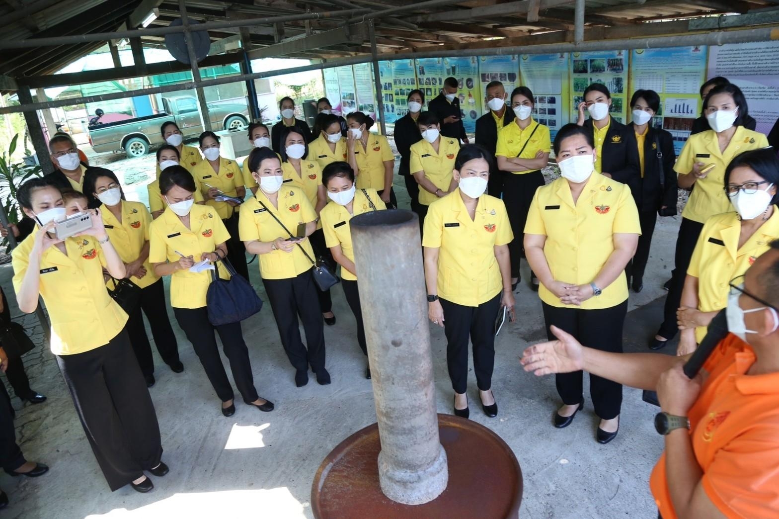 ๐๕๒ อุปนายก สคภ.สป. พร้อมด้วยคณะกรรมการสมาคมฯ ศึกษาดูงานโครงการครอบครัวพอเพียง และโครงการศูนย์ส่งเสริมการเรียนรู้ ณ ศูนย์ศึกษาการพัฒนาห้วยทรายอันเนื่องมาจากพระราชดำริ