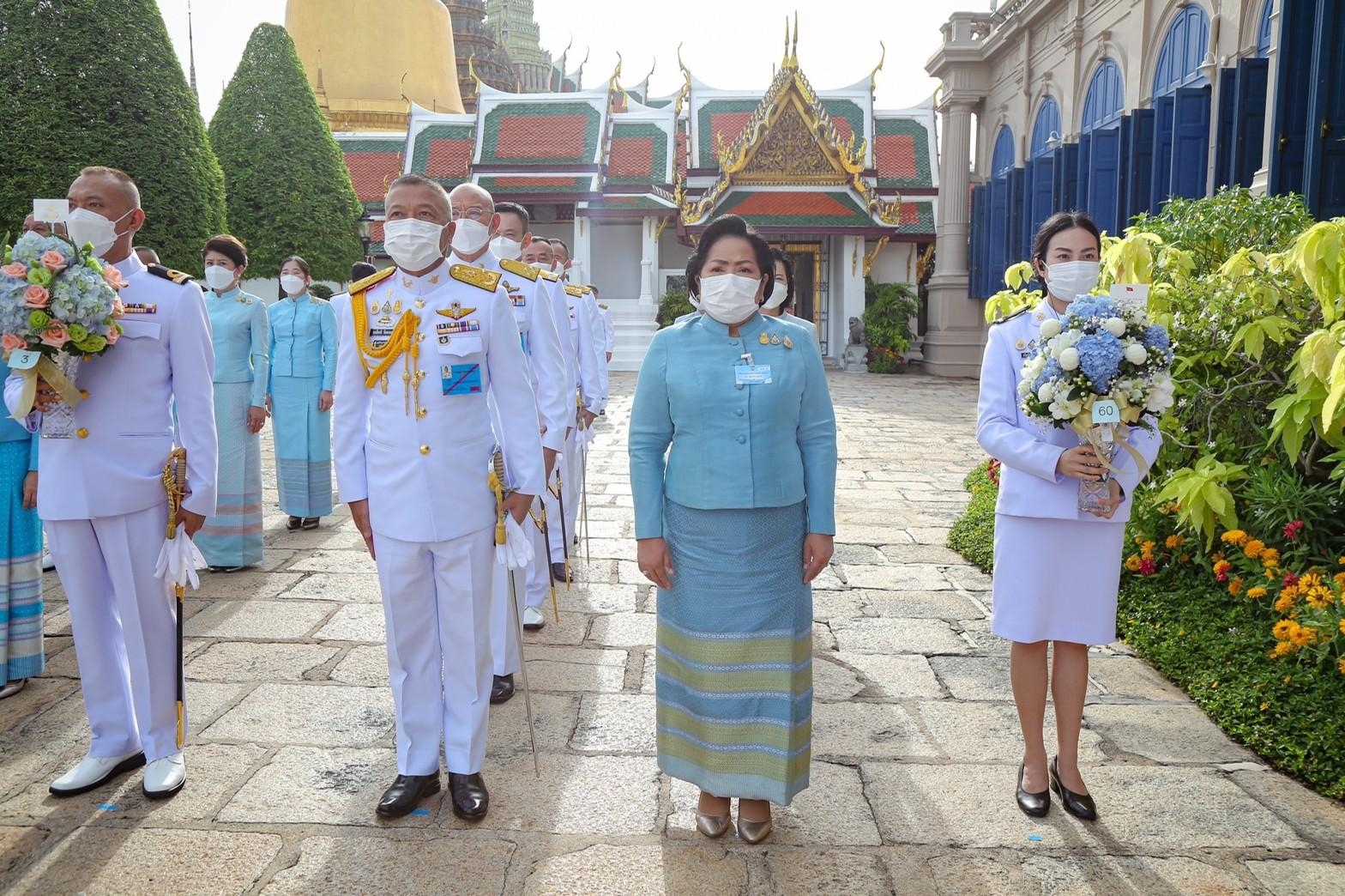 ๐๘๓ ปลัดกระทรวงกลาโหมและนายก สคภ.สป. ร่วมพิธีทำบุญตักบาตรถวายพระราชกุศล เนื่องในโอกาสวันเฉลิมพระชนมพรรษา สมเด็จพระนางเจ้าสิริกิติ์ พระบรมราชินีนาถ พระบรมราชชนนีพันปีหลวง ๙๐ พรรษา