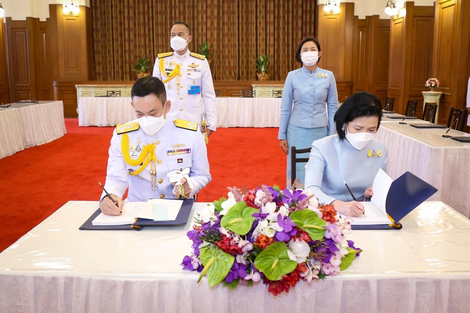 ๐๘๓ ปลัดกระทรวงกลาโหมและนายก สคภ.สป. ร่วมพิธีทำบุญตักบาตรถวายพระราชกุศล เนื่องในโอกาสวันเฉลิมพระชนมพรรษา สมเด็จพระนางเจ้าสิริกิติ์ พระบรมราชินีนาถ พระบรมราชชนนีพันปีหลวง ๙๐ พรรษา