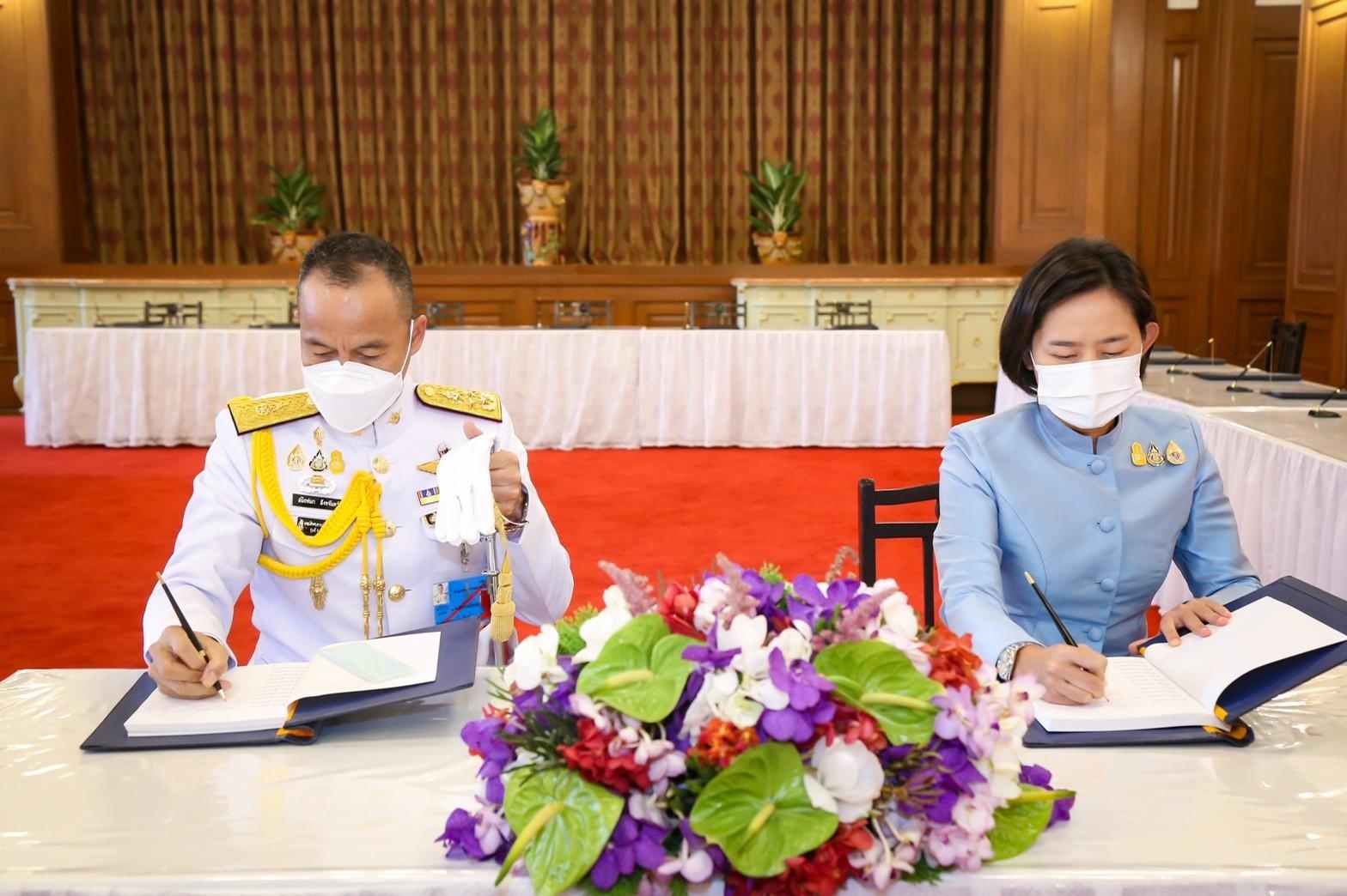 ๐๘๓ ปลัดกระทรวงกลาโหมและนายก สคภ.สป. ร่วมพิธีทำบุญตักบาตรถวายพระราชกุศล เนื่องในโอกาสวันเฉลิมพระชนมพรรษา สมเด็จพระนางเจ้าสิริกิติ์ พระบรมราชินีนาถ พระบรมราชชนนีพันปีหลวง ๙๐ พรรษา