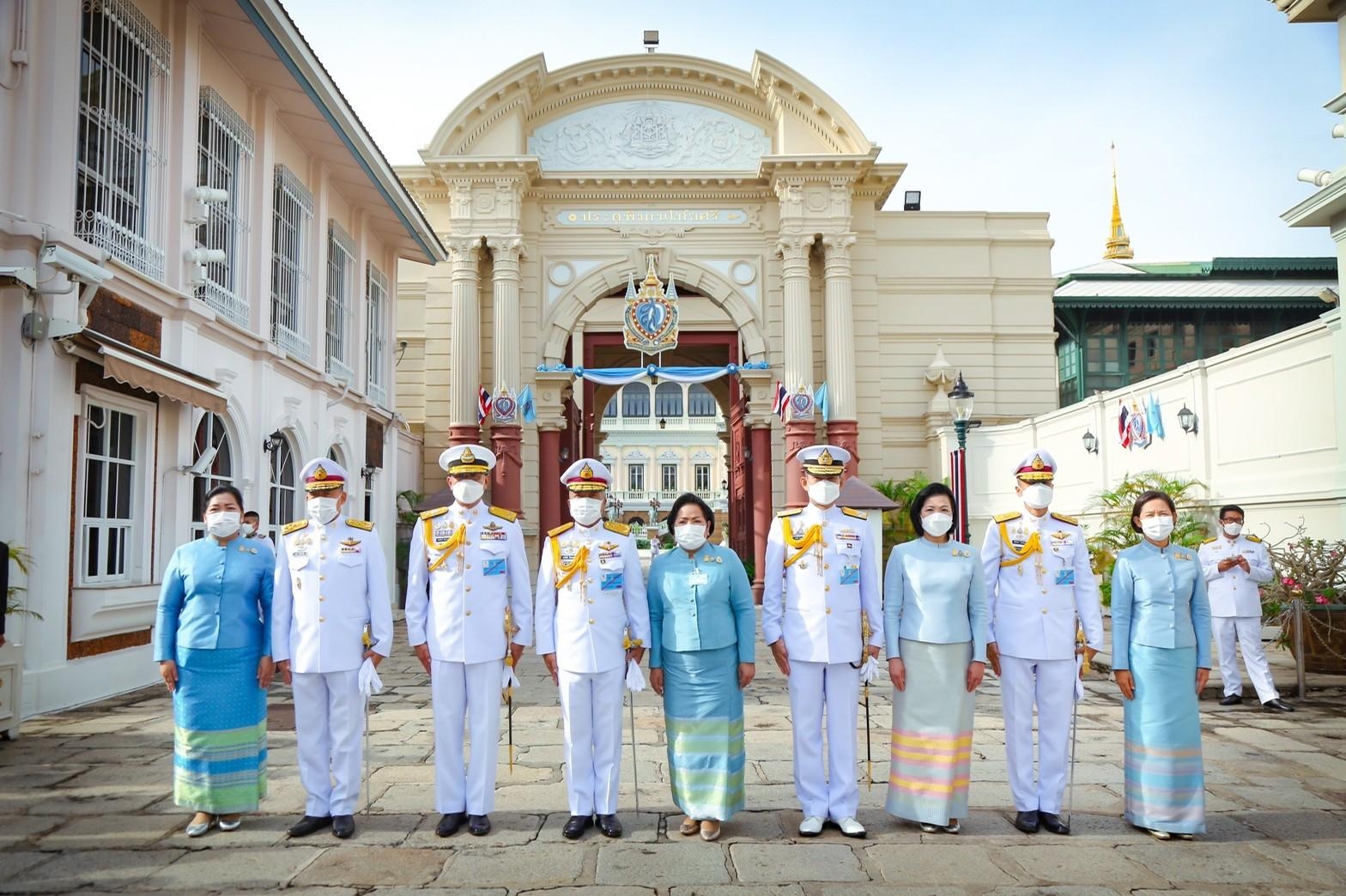 ๐๘๓ ปลัดกระทรวงกลาโหมและนายก สคภ.สป. ร่วมพิธีทำบุญตักบาตรถวายพระราชกุศล เนื่องในโอกาสวันเฉลิมพระชนมพรรษา สมเด็จพระนางเจ้าสิริกิติ์ พระบรมราชินีนาถ พระบรมราชชนนีพันปีหลวง ๙๐ พรรษา