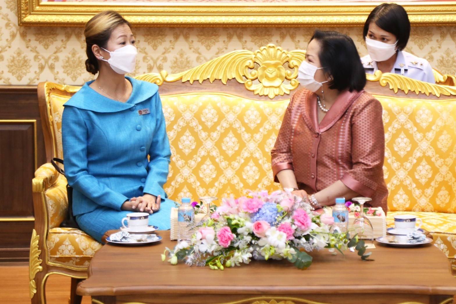 ๐๔๕ นายก สคภ.สป. พร้อมด้วยคณะกรรมการสมาคมฯ ให้การต้อนรับคณะคู่สมรสผู้ช่วยทูตทหารต่างประเทศ/กรุงเทพฯ