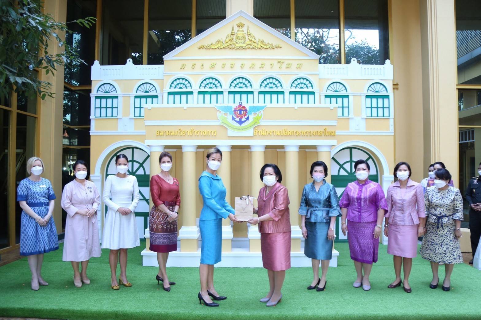 ๐๔๕ นายก สคภ.สป. พร้อมด้วยคณะกรรมการสมาคมฯ ให้การต้อนรับคณะคู่สมรสผู้ช่วยทูตทหารต่างประเทศ/กรุงเทพฯ