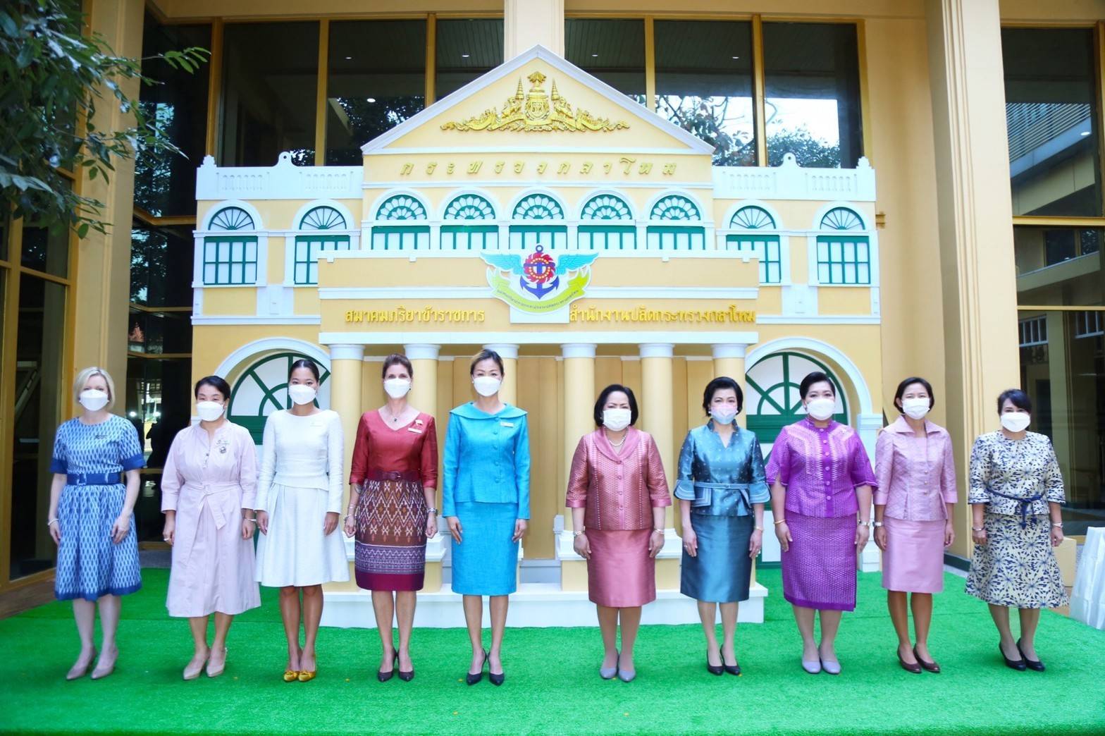 ๐๔๕ นายก สคภ.สป. พร้อมด้วยคณะกรรมการสมาคมฯ ให้การต้อนรับคณะคู่สมรสผู้ช่วยทูตทหารต่างประเทศ/กรุงเทพฯ