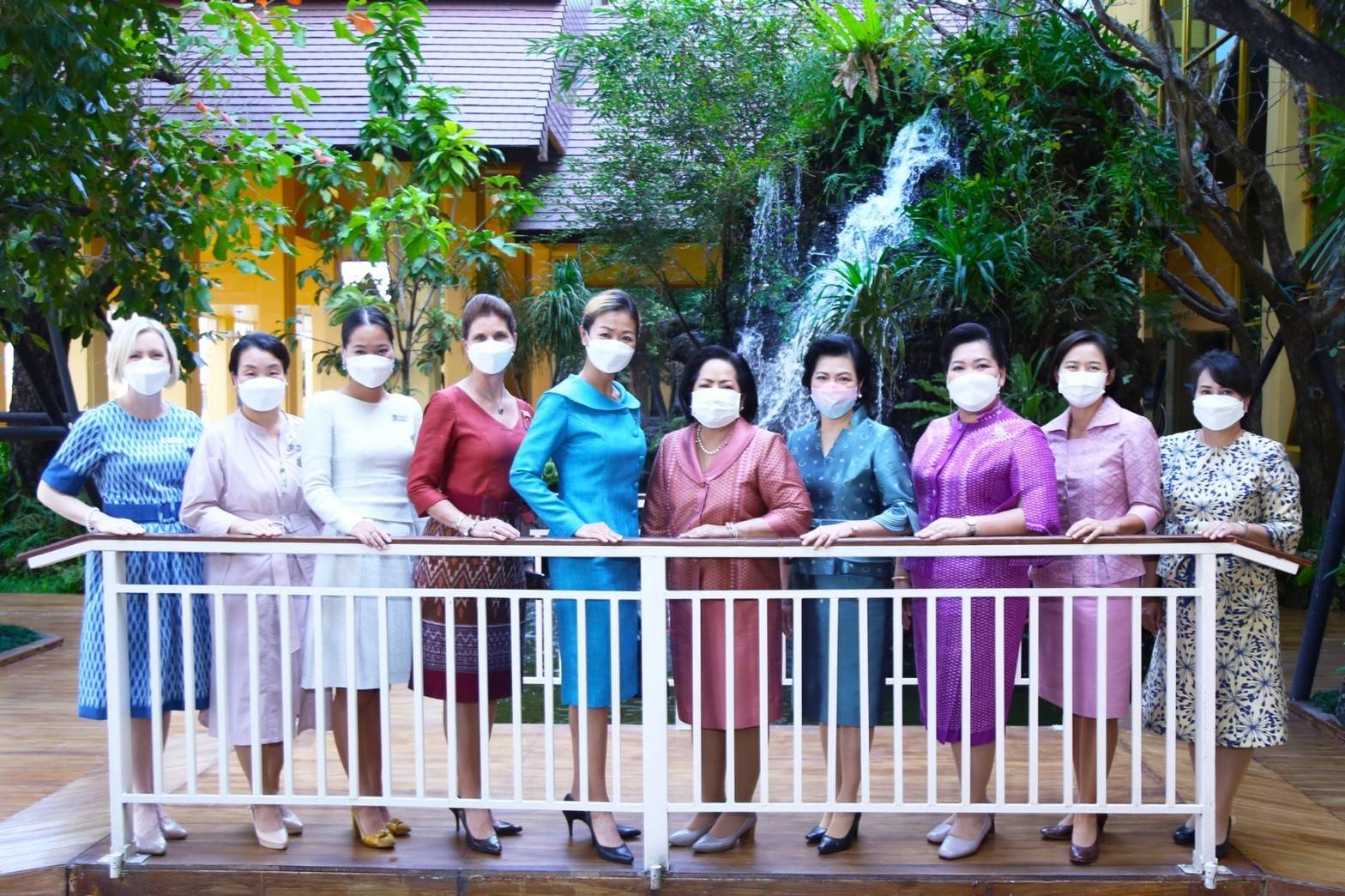 ๐๔๕ นายก สคภ.สป. พร้อมด้วยคณะกรรมการสมาคมฯ ให้การต้อนรับคณะคู่สมรสผู้ช่วยทูตทหารต่างประเทศ/กรุงเทพฯ