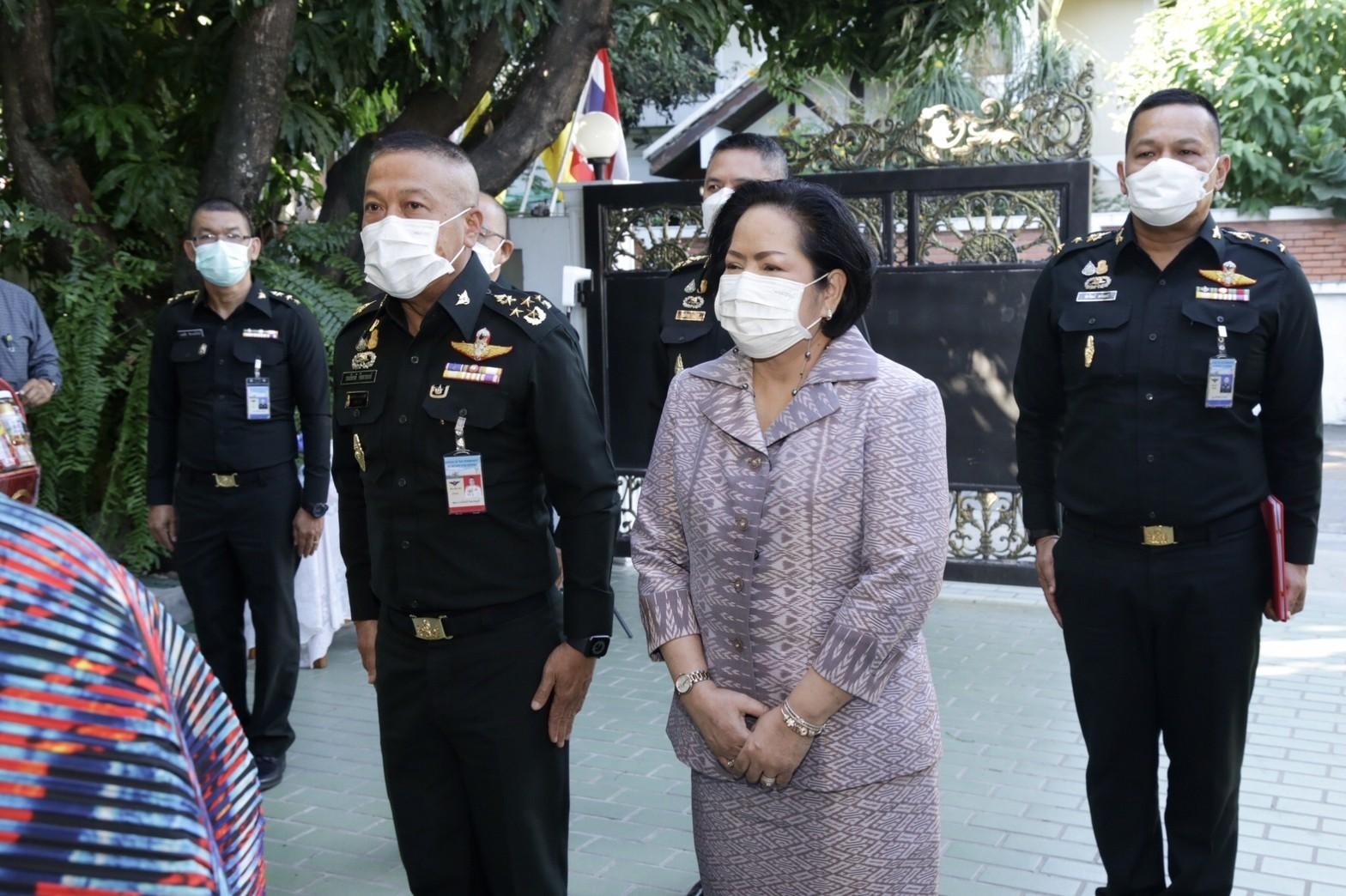 ๐๔๑ นายก สคภ.สป. ร่วมคณะ พลเอก วรเกียรติ รัตนานนท์ ปลัดกระทรวงกลาโหม เข้าอำนวยพรและขอรับพรเนื่องใ...