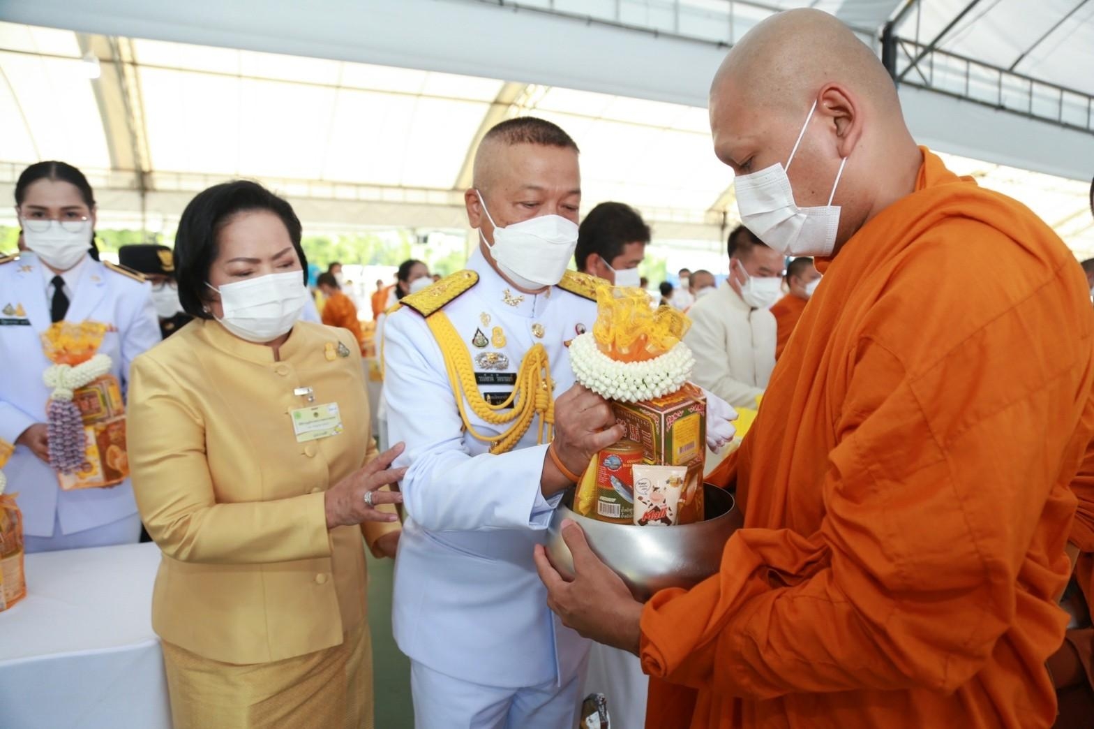 ๐๗๗ ปลัดกระทรวงกลาโหมและนายก สคภ.สป. ร่วมพิธีทำบุญตักบาตรถวายพระราชกุศล เนื่องในโอกาสวันเฉลิมพระชนมพรรษาพระบาทสมเด็จพระเจ้าอยู่หัว ๗๐ พรรษา