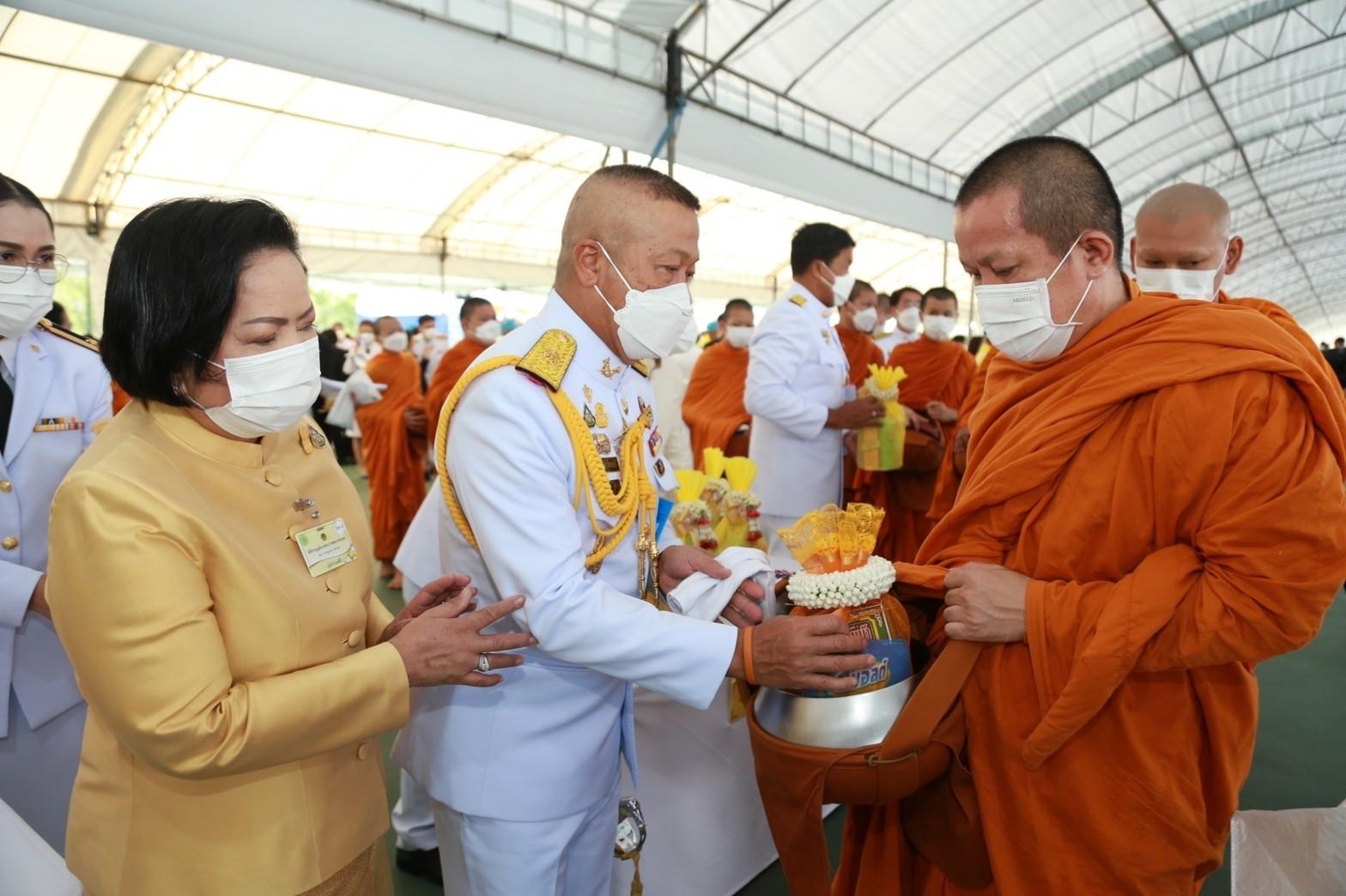 ๐๗๗ ปลัดกระทรวงกลาโหมและนายก สคภ.สป. ร่วมพิธีทำบุญตักบาตรถวายพระราชกุศล เนื่องในโอกาสวันเฉลิมพระชนมพรรษาพระบาทสมเด็จพระเจ้าอยู่หัว ๗๐ พรรษา