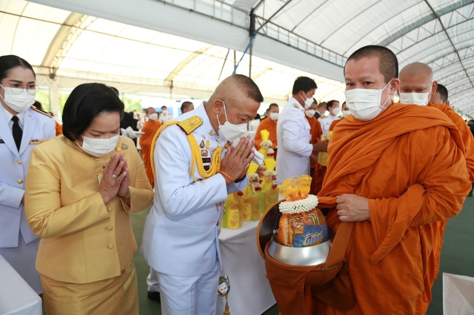๐๗๗ ปลัดกระทรวงกลาโหมและนายก สคภ.สป. ร่วมพิธีทำบุญตักบาตรถวายพระราชกุศล เนื่องในโอกาสวันเฉลิมพระชนมพรรษาพระบาทสมเด็จพระเจ้าอยู่หัว ๗๐ พรรษา