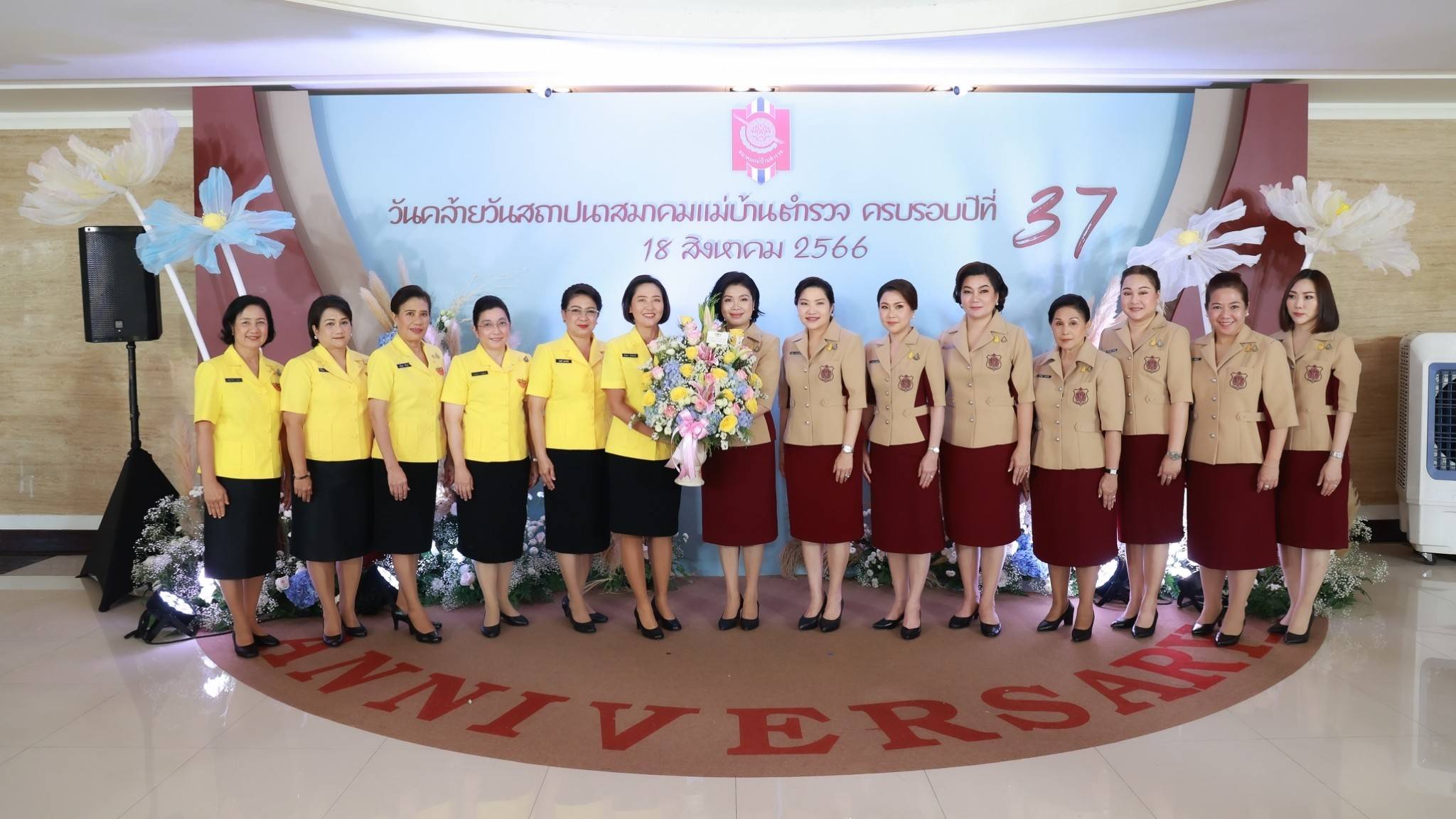 ๑๓๗ นายก สคภ.สป. พร้อมด้วยคณะกรรมการสมาคมฯ ร่วมงานวันคล้ายวันสถาปนาสมาคมแม่บ้านตำรวจ ครบรอบปีที่ ๓๗