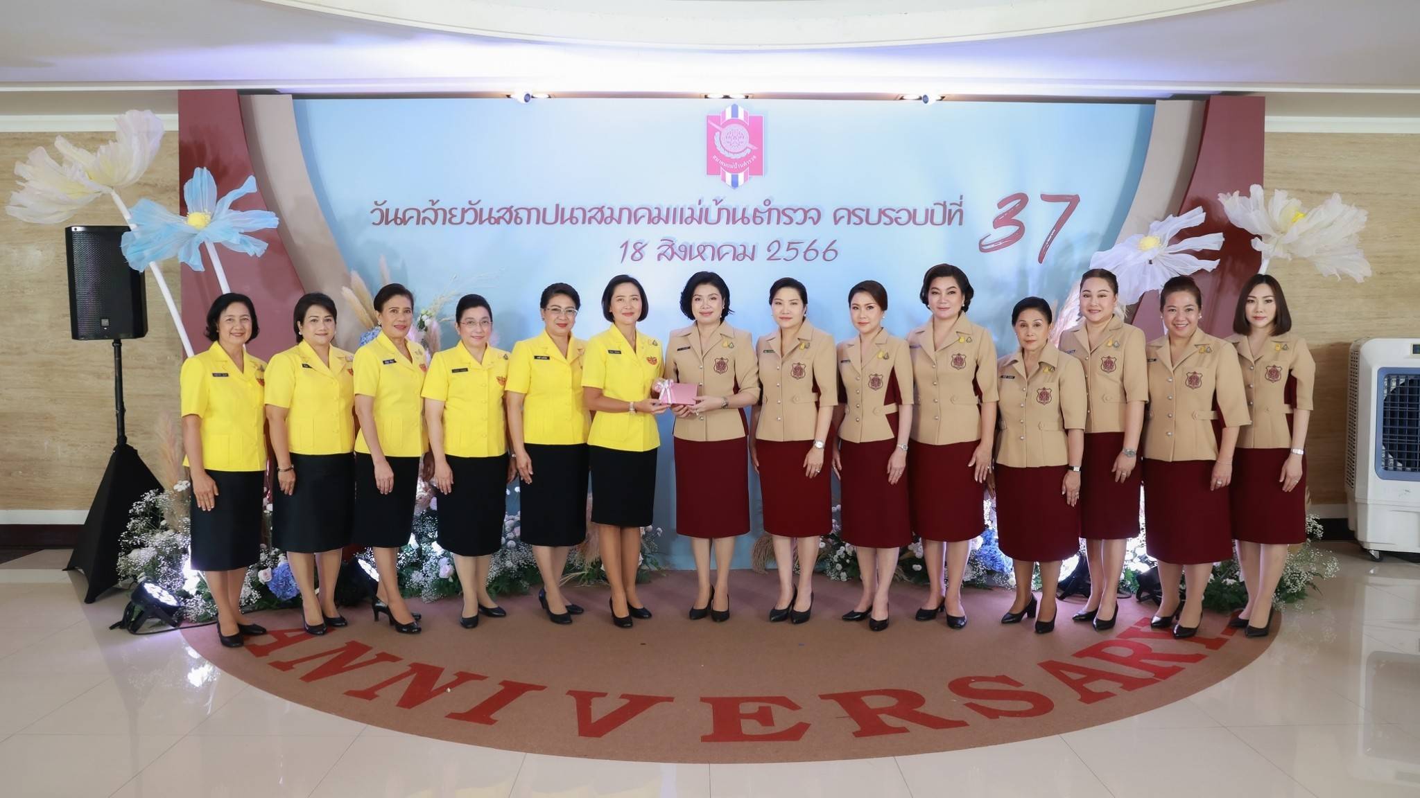 ๑๓๗ นายก สคภ.สป. พร้อมด้วยคณะกรรมการสมาคมฯ ร่วมงานวันคล้ายวันสถาปนาสมาคมแม่บ้านตำรวจ ครบรอบปีที่ ๓๗