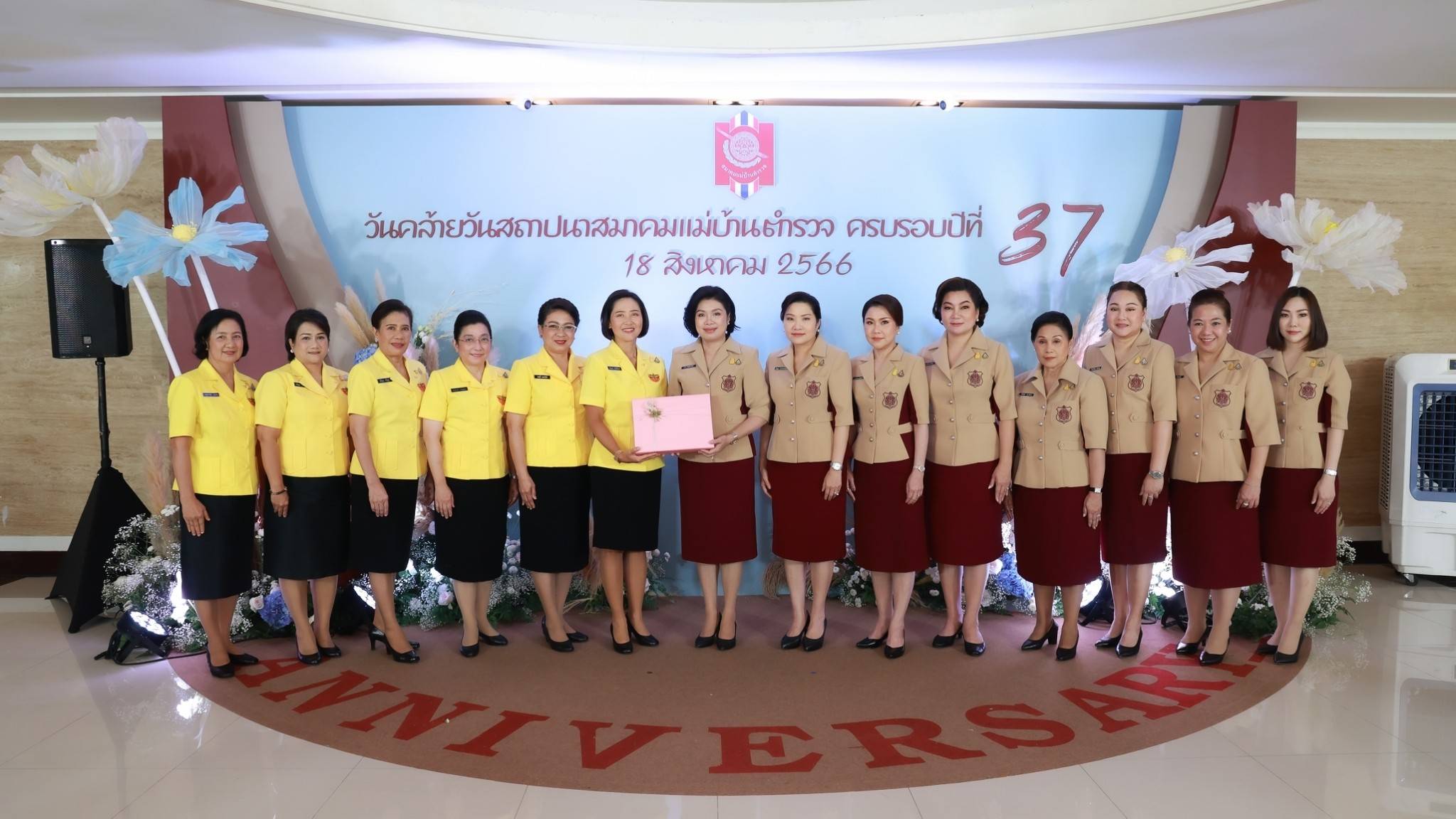 ๑๓๗ นายก สคภ.สป. พร้อมด้วยคณะกรรมการสมาคมฯ ร่วมงานวันคล้ายวันสถาปนาสมาคมแม่บ้านตำรวจ ครบรอบปีที่ ๓๗