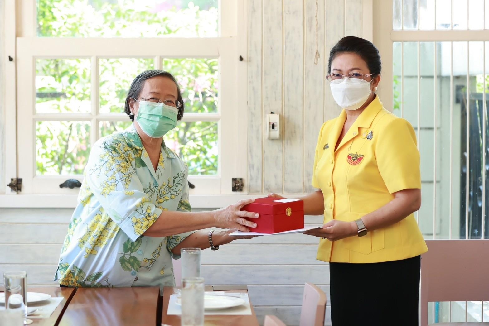 ๐๐๙ นายก สคภ.สป. นำคณะเข้าเยี่ยมคารวะคุณหญิงอรพรรณ ศศิประภา
