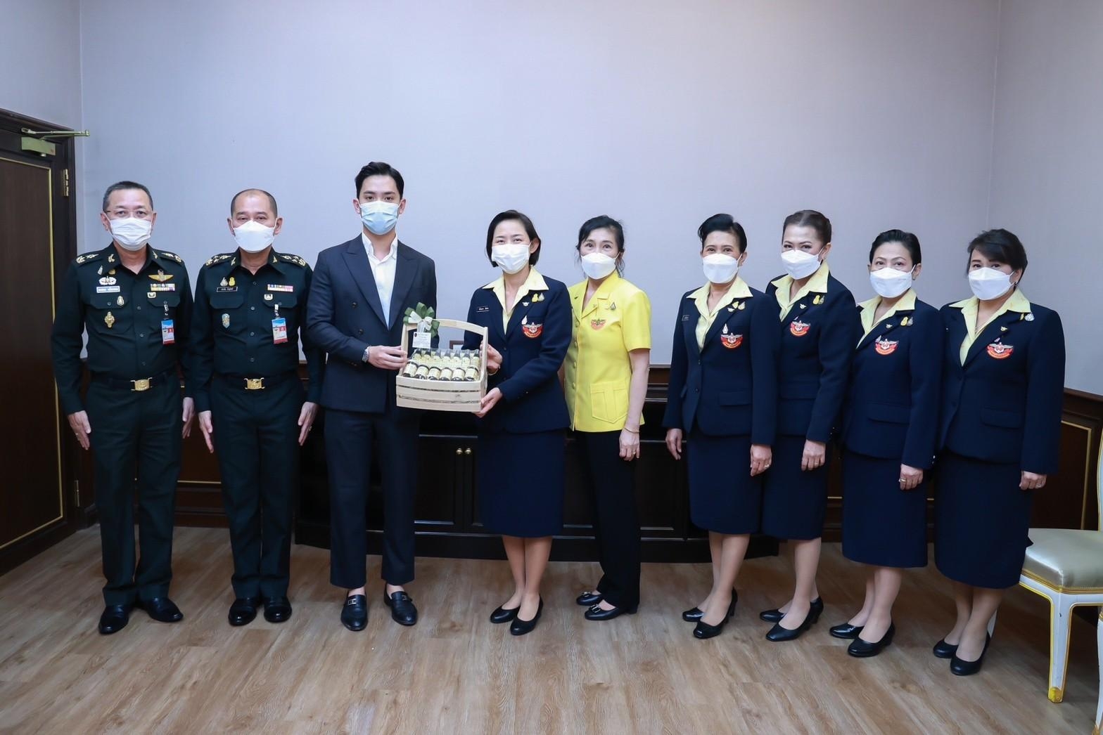๐๔๑ นายก สคภ.สป. รับมอบยาหม่อง ตราวังว่าน เพื่อใช้ในกิจกรรมงานกาชาด ประจำปี ๒๕๖๕