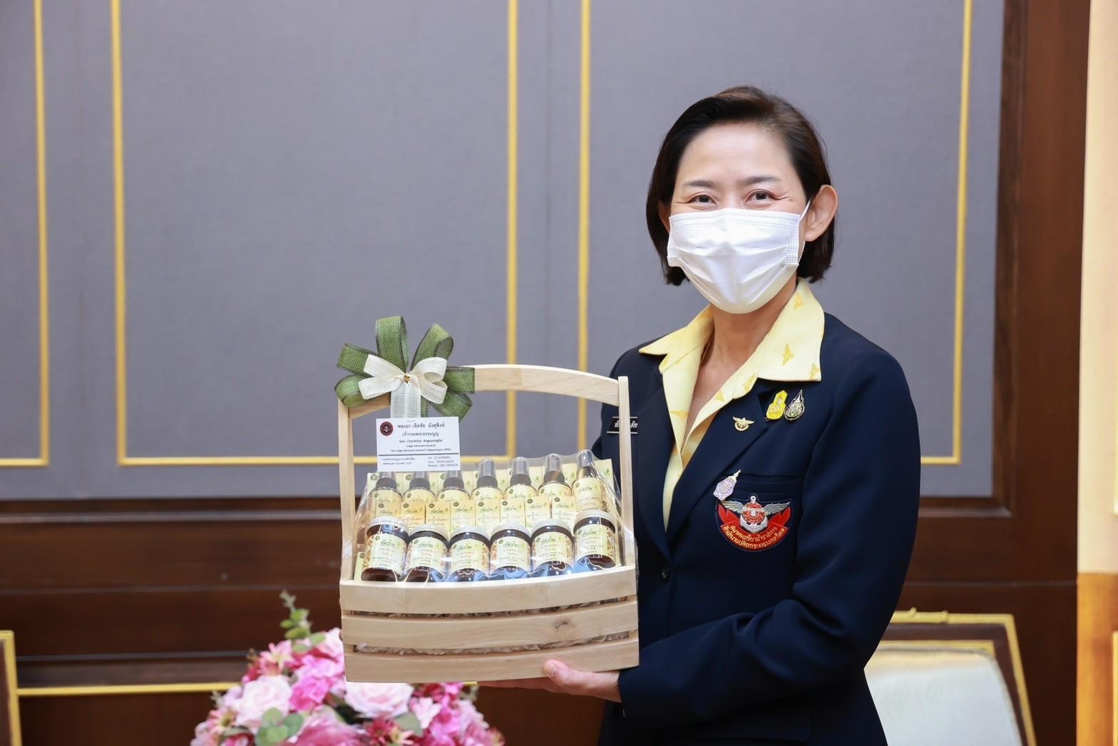 ๐๔๑ นายก สคภ.สป. รับมอบยาหม่อง ตราวังว่าน เพื่อใช้ในกิจกรรมงานกาชาด ประจำปี ๒๕๖๕
