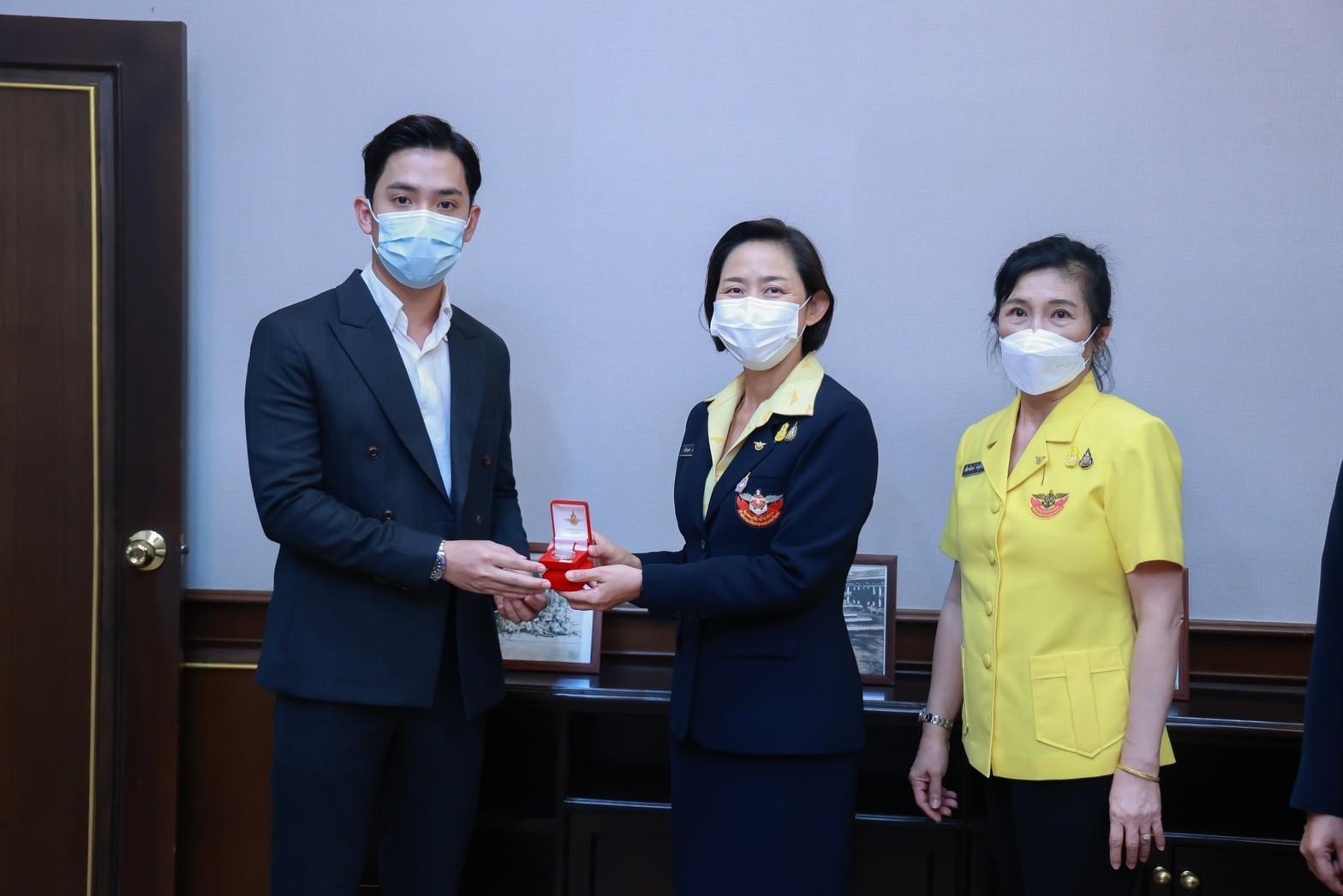 ๐๔๑ นายก สคภ.สป. รับมอบยาหม่อง ตราวังว่าน เพื่อใช้ในกิจกรรมงานกาชาด ประจำปี ๒๕๖๕