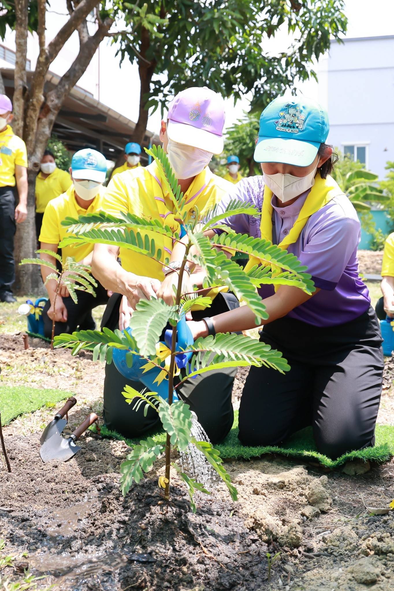 ๑๐๐ นายก สคภ.สป. พร้อมด้วยคณะกรรมการสมาคมฯ ร่วมกิจกรรมจิตอาสาบำเพ็ญสาธารณประโยชน์ และบำเพ็ญสาธารณกุศล เฉลิมพระเกียรติสมเด็จพระนางเจ้าฯ พระบรมราชินี ณ บ้านบางแค ๒ เขตบางแค กรุงเทพฯ