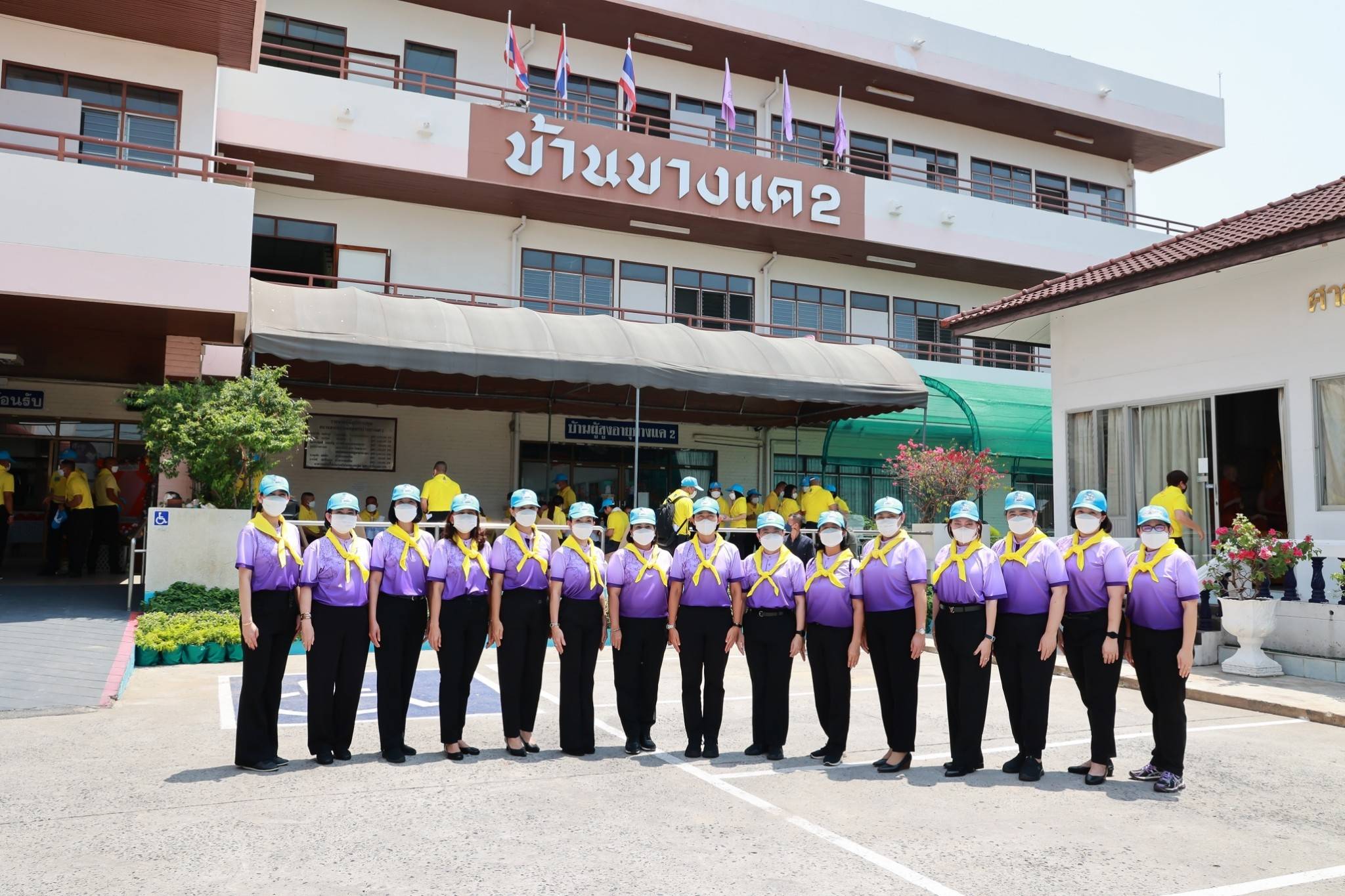 ๑๐๐ นายก สคภ.สป. พร้อมด้วยคณะกรรมการสมาคมฯ ร่วมกิจกรรมจิตอาสาบำเพ็ญสาธารณประโยชน์ และบำเพ็ญสาธารณกุศล เฉลิมพระเกียรติสมเด็จพระนางเจ้าฯ พระบรมราชินี ณ บ้านบางแค ๒ เขตบางแค กรุงเทพฯ