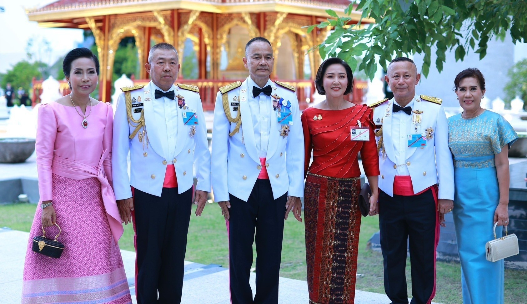 ๑๑๑ ปลัดกระทรวงกลาโหม และนายกสมาคมภริยาฯ เข้าเฝ้าทูลละอองธุลีพระบาทรับเสด็จ พระบาทสมเด็จพระเจ้าอยู่หัว และ สมเด็จพระนางเจ้าฯ พระบรมราชินี ในการเสด็จพระราชดำเนินไปทอดพระเนตรการแสดงกาชาดคอนเสิร์ต ครั้งที่ ๔๙