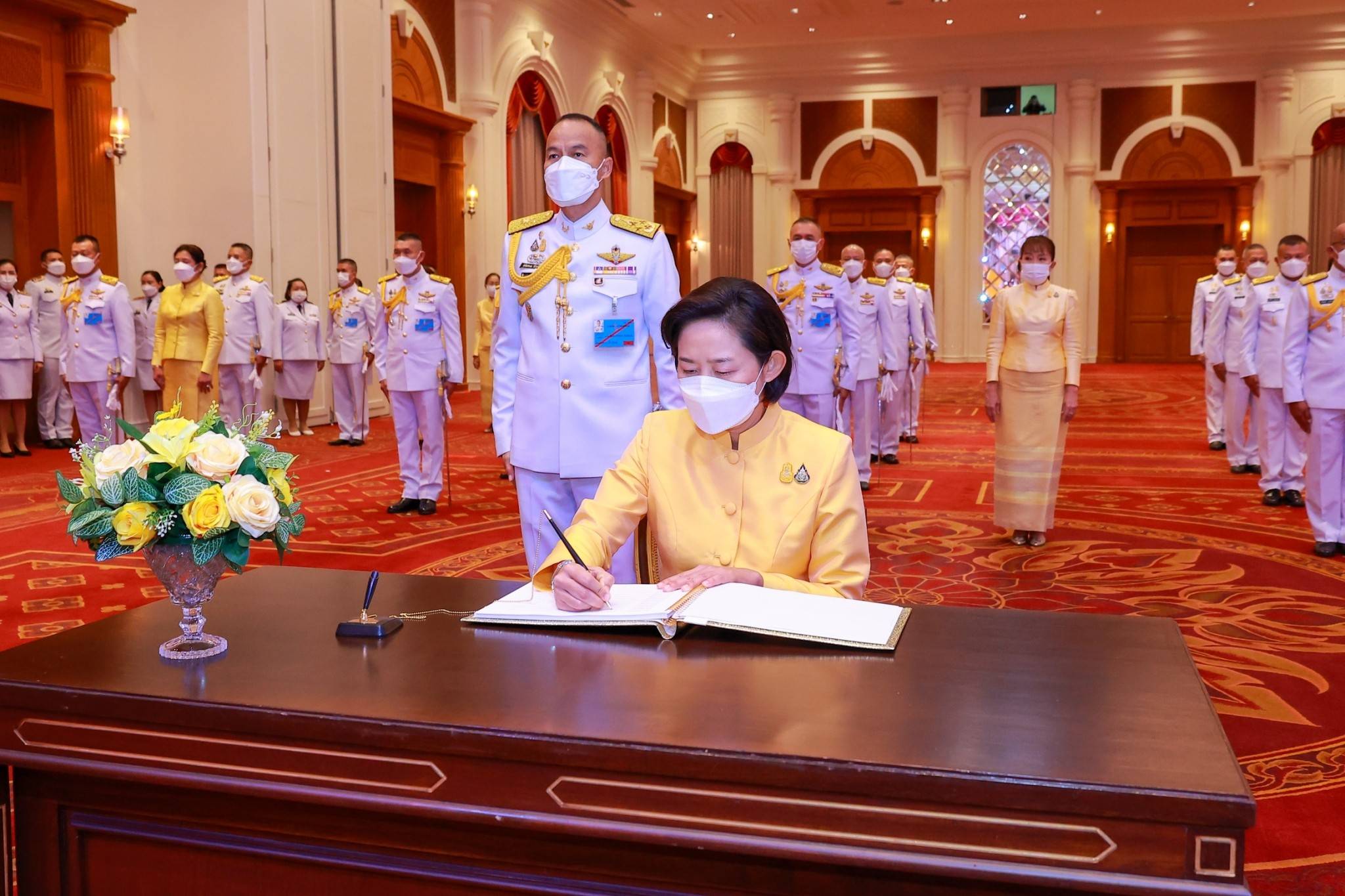 ๐๙๓ ปลัดกระทรวงกลาโหม และนายก สคภ.สป. พร้อมด้วยหัวหน้าหน่วยขึ้นตรงและภริยา ร่วมพิธีลงนามถวายพระพรชัยมงคล เนื่องในวันฉัตรมงคล