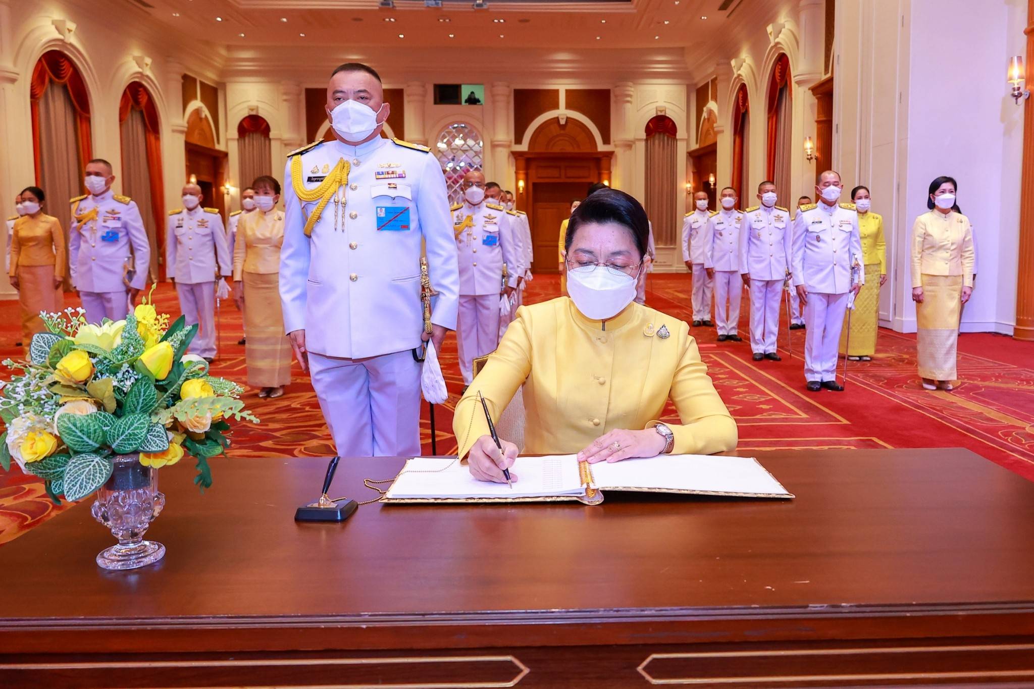 ๐๙๓ ปลัดกระทรวงกลาโหม และนายก สคภ.สป. พร้อมด้วยหัวหน้าหน่วยขึ้นตรงและภริยา ร่วมพิธีลงนามถวายพระพรชัยมงคล เนื่องในวันฉัตรมงคล