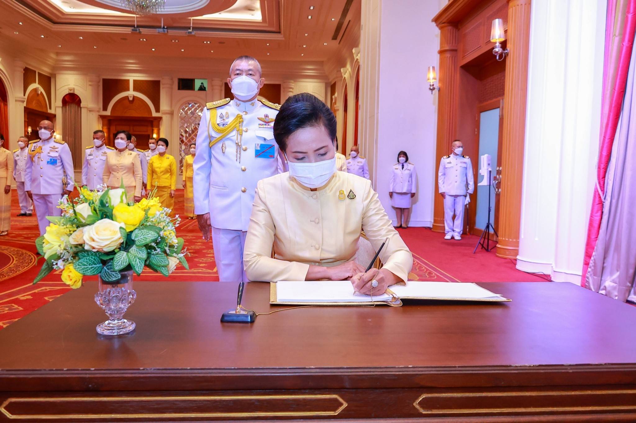 ๐๙๓ ปลัดกระทรวงกลาโหม และนายก สคภ.สป. พร้อมด้วยหัวหน้าหน่วยขึ้นตรงและภริยา ร่วมพิธีลงนามถวายพระพรชัยมงคล เนื่องในวันฉัตรมงคล