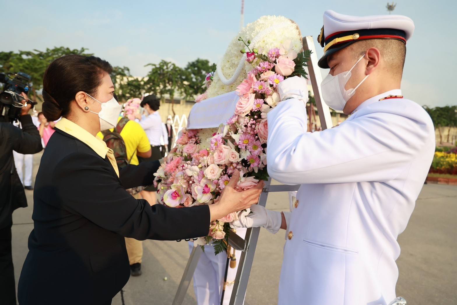 ๐๑๑ พิธีวางพวงมาลาและถวายราชสักการะพระบรมราชานุสาวรีย์ รัชกาลที่ ๕ เนื่องในวันปิยมหาราช