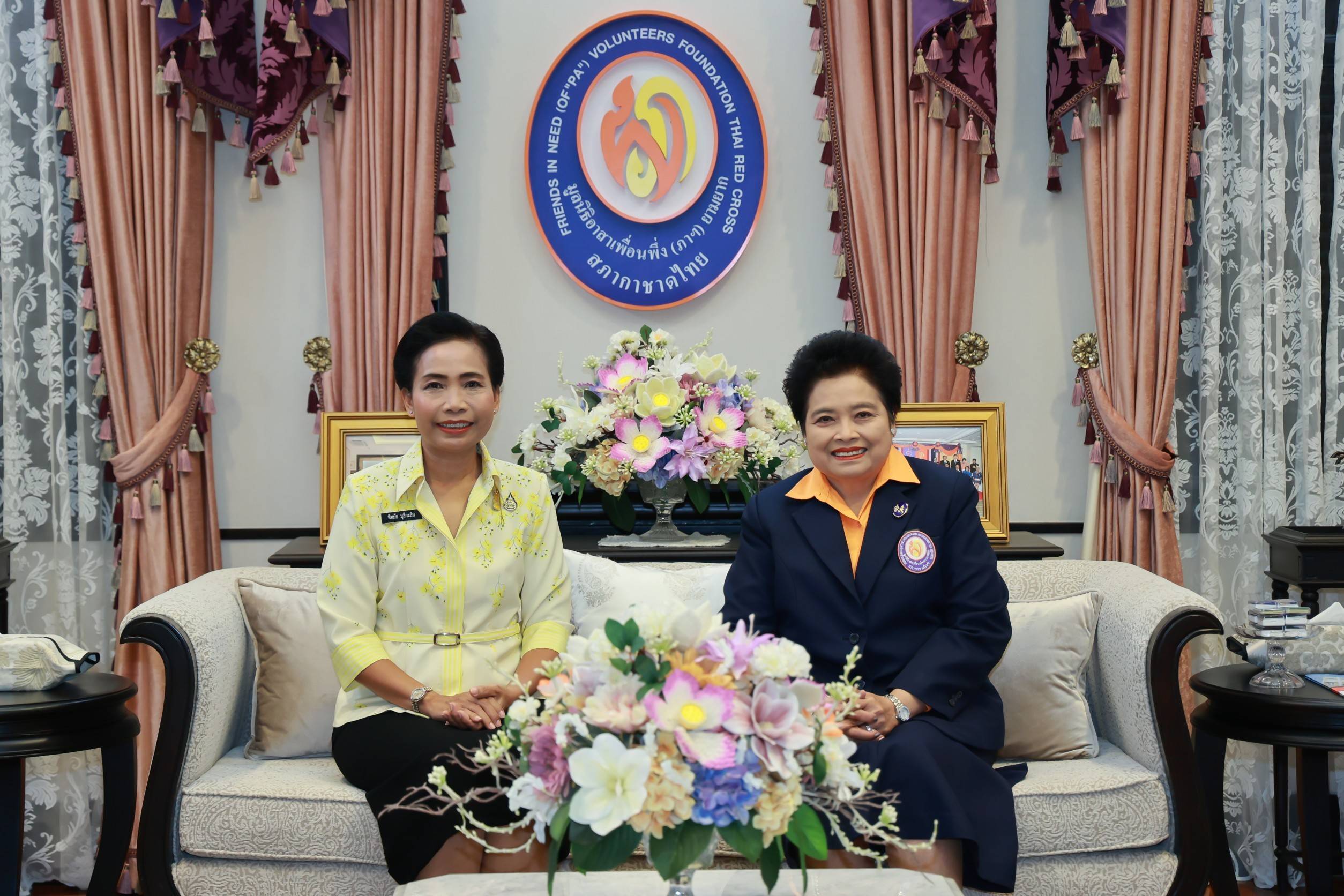 ๐๙๙ ผู้แทนนายก สคภ.สป. และคณะกรรมการสมาคมฯ นำเงินรายได้จากการออกร้านจำหน่ายสินค้าและผลิตภัณฑ์ ในงานเพื่อนพึ่ง (ภาฯ) ๒๕๖๕ มอบให้แก่มูลนิธิอาสาเพื่อนพึ่ง (ภาฯ) ยามยาก สภากาชาดไทย