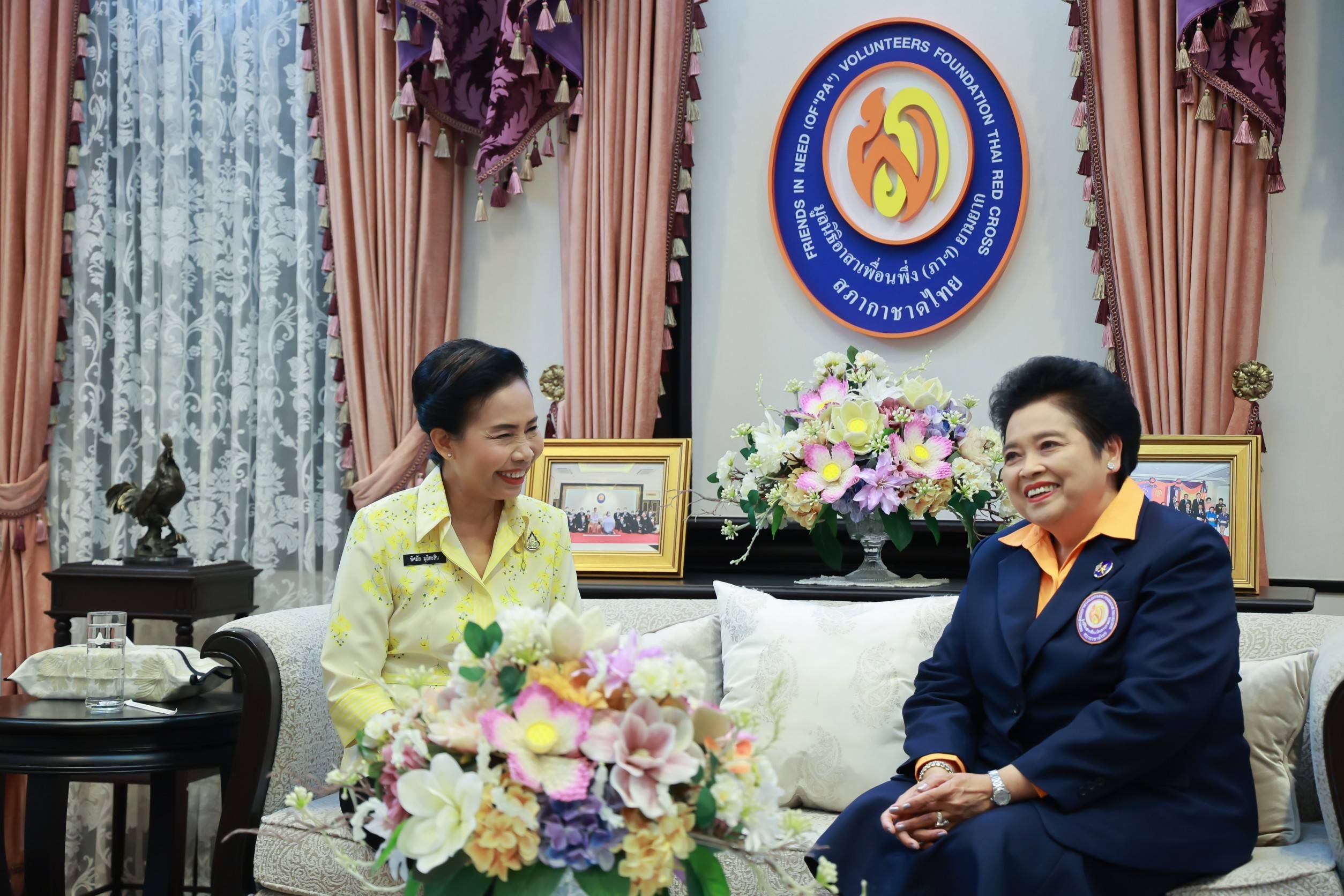 ๐๙๙ ผู้แทนนายก สคภ.สป. และคณะกรรมการสมาคมฯ นำเงินรายได้จากการออกร้านจำหน่ายสินค้าและผลิตภัณฑ์ ในงานเพื่อนพึ่ง (ภาฯ) ๒๕๖๕ มอบให้แก่มูลนิธิอาสาเพื่อนพึ่ง (ภาฯ) ยามยาก สภากาชาดไทย